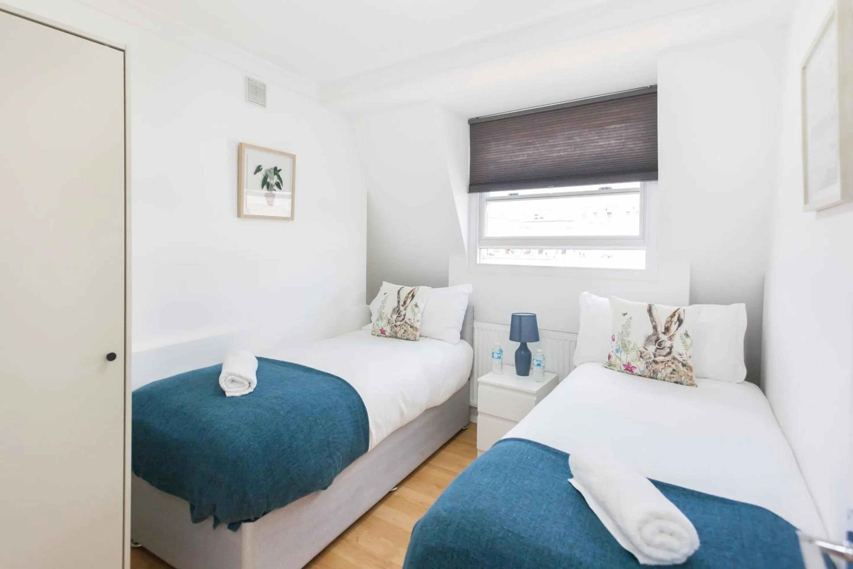 Bedroom, Bed in Euston Modern Apartments