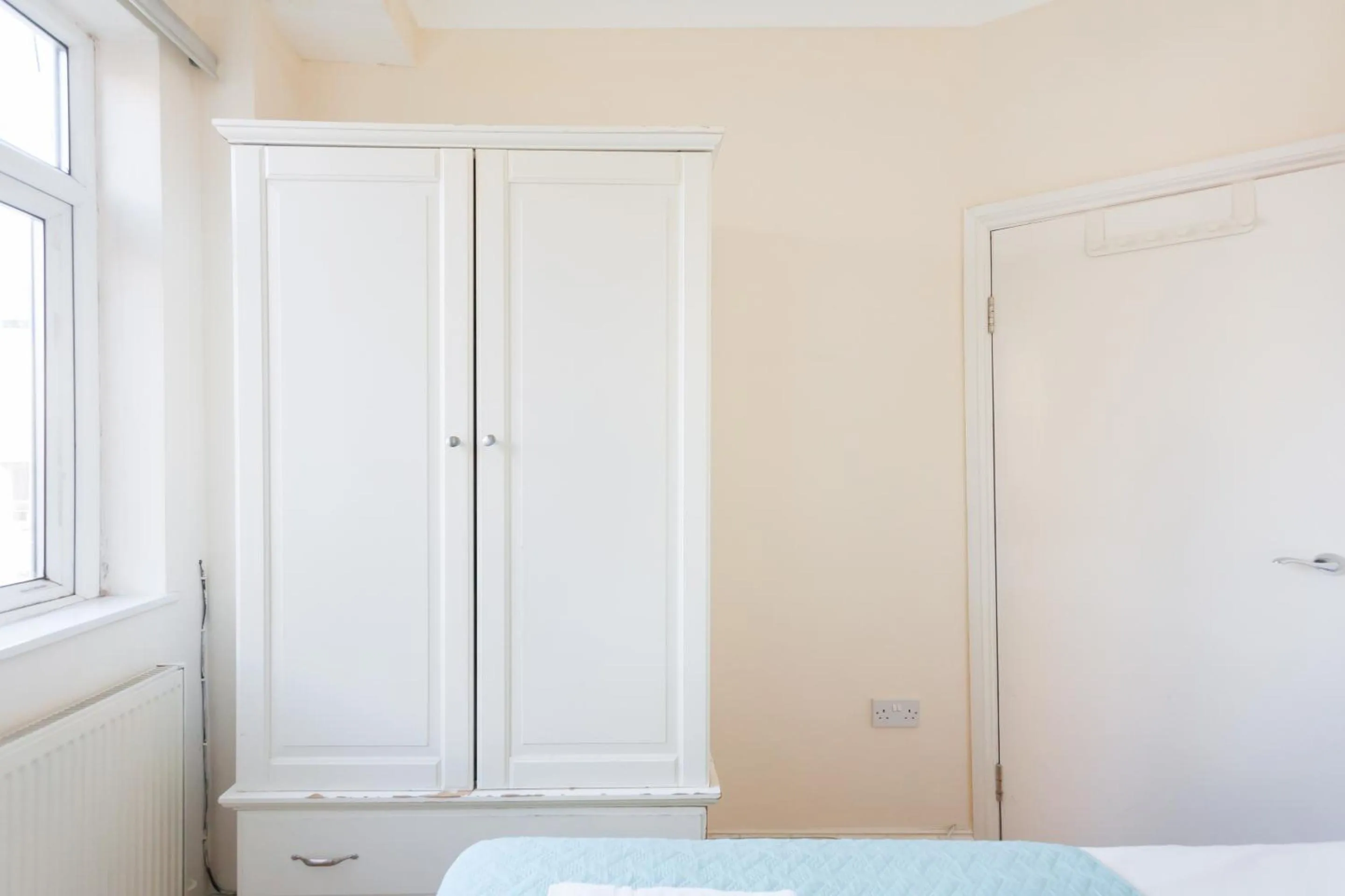 Bedroom, Bed in Euston Modern Apartments