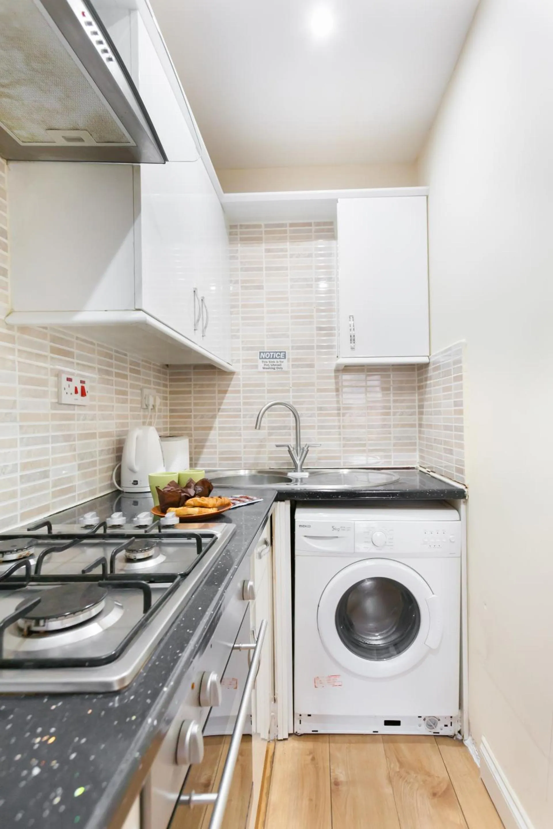 Kitchen or kitchenette in Euston Modern Apartments