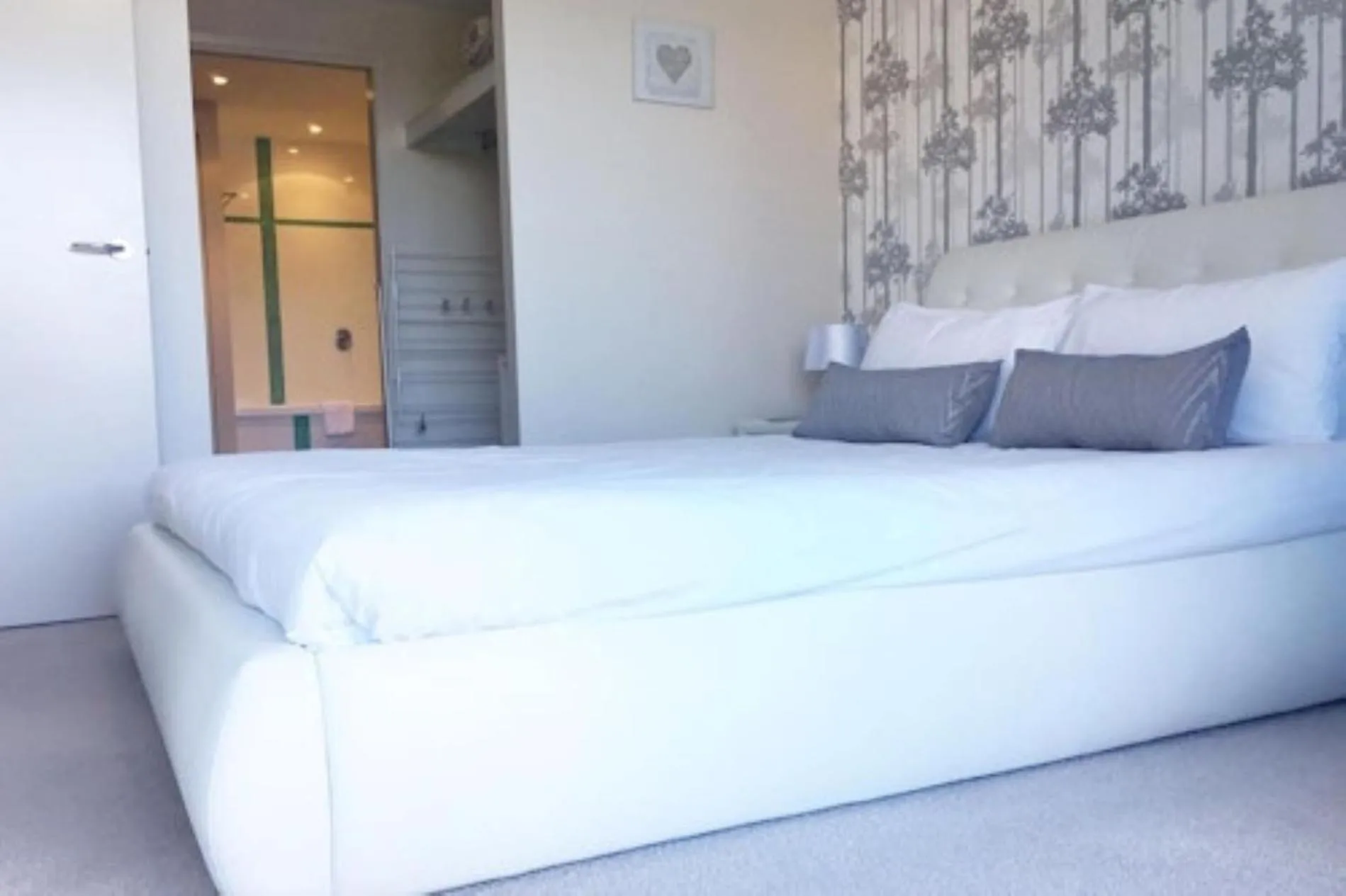 Bedroom, Bed in Silvershore Apartments on the Broadwater