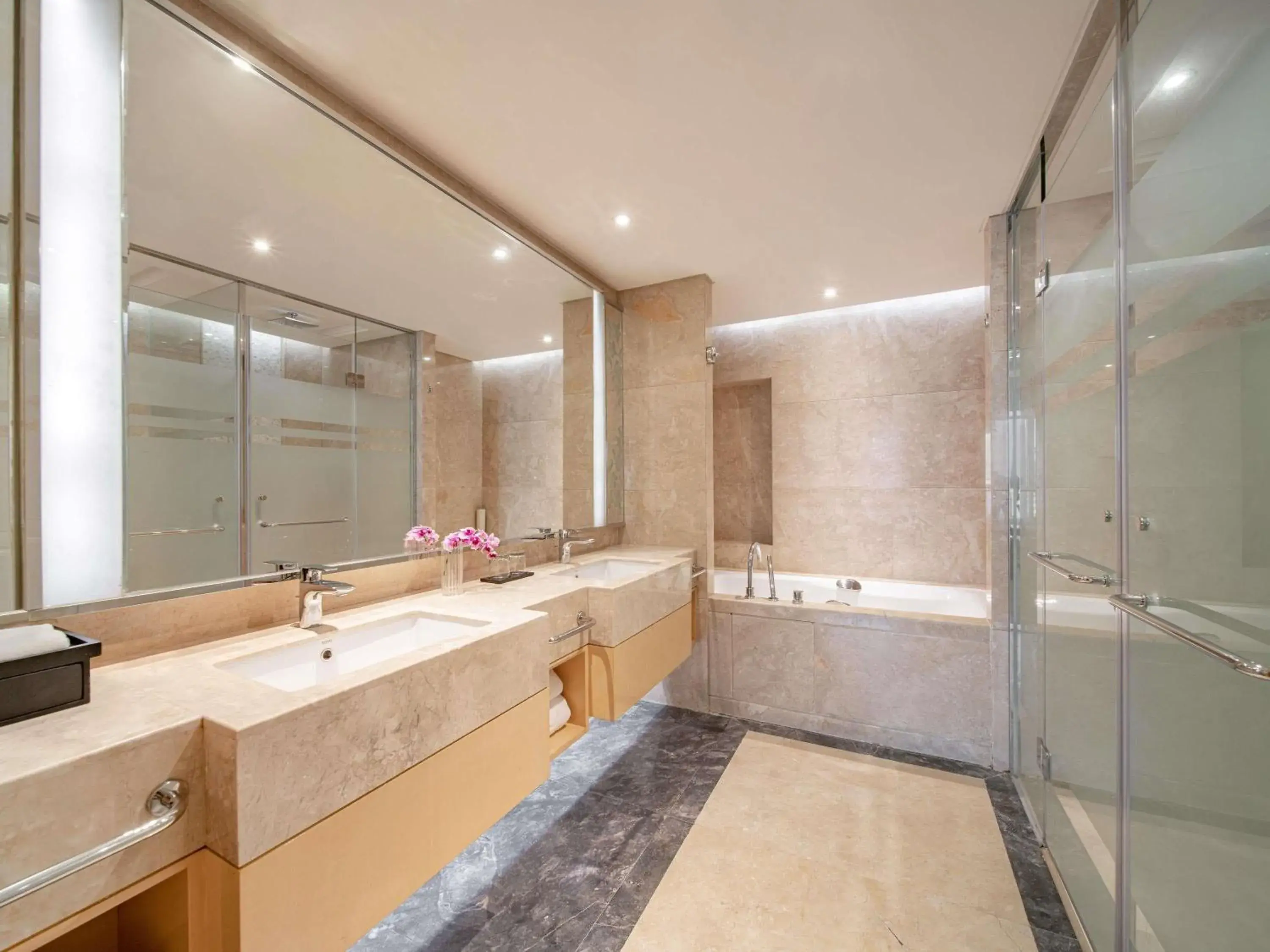 Bedroom in Swissôtel Guangzhou Bedroom in Swissôtel Guangzhou