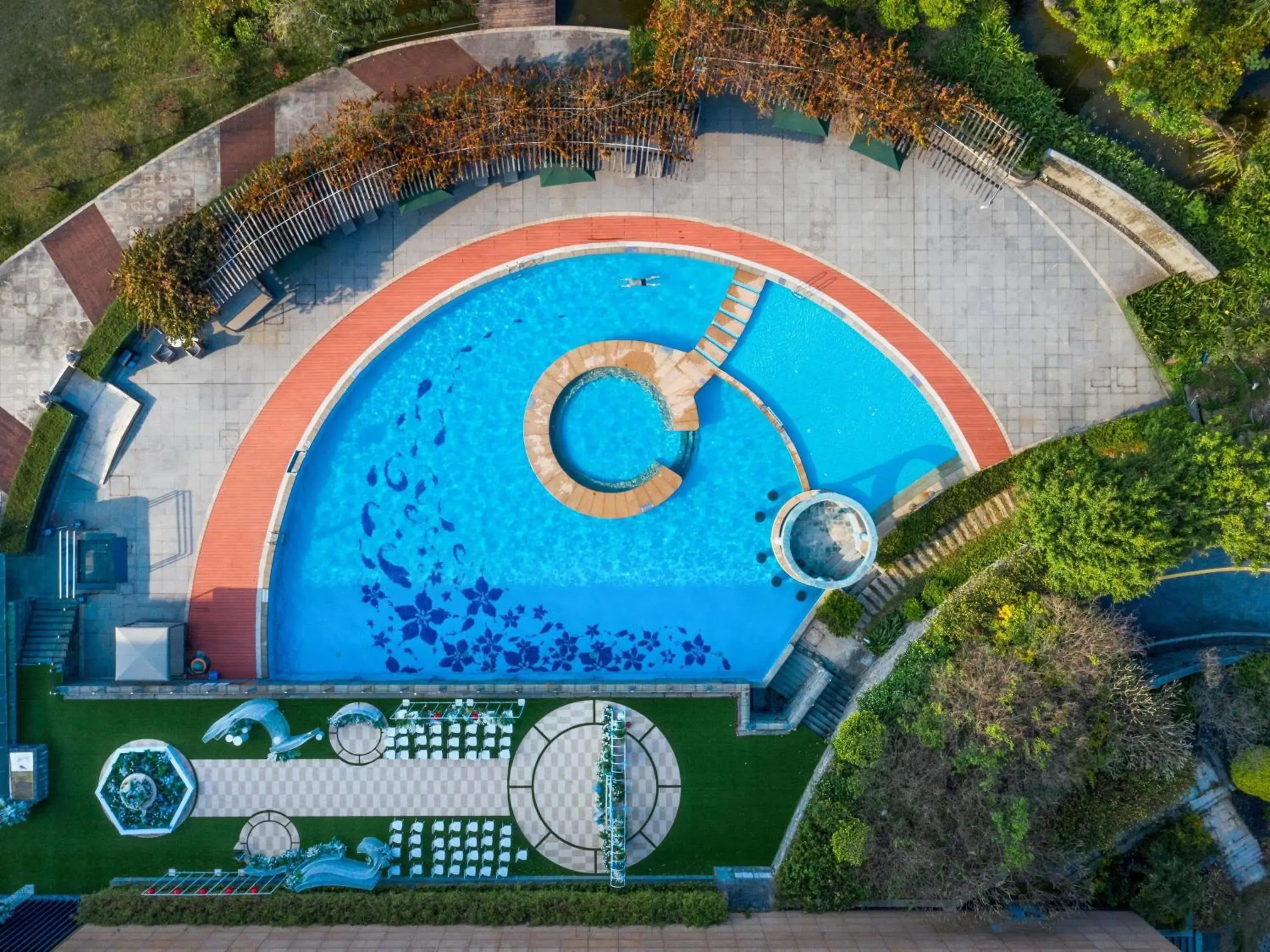 Pool view in Swissôtel Guangzhou Pool view in Swissôtel Guangzhou