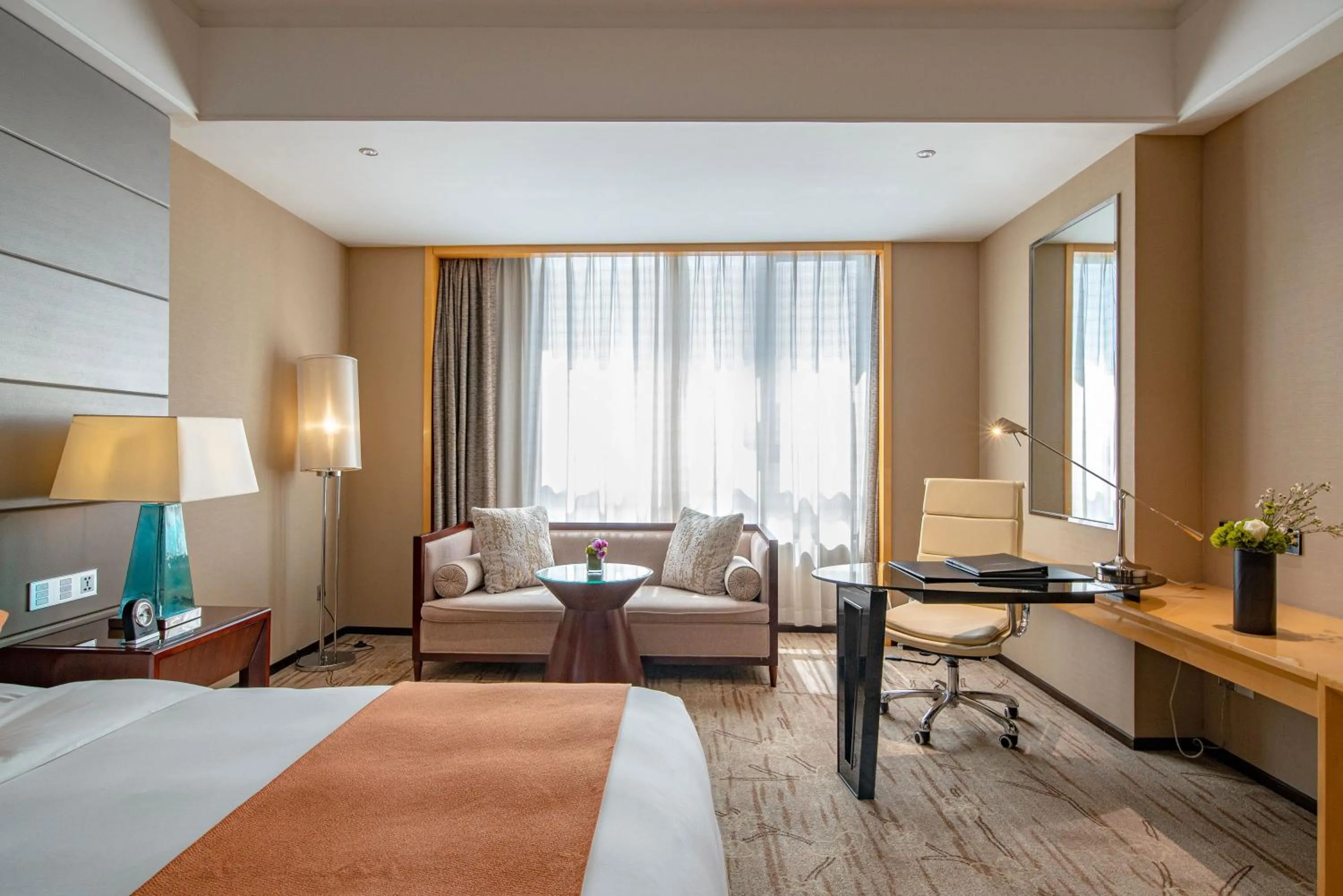 Seating area, Bed in Swissôtel Guangzhou