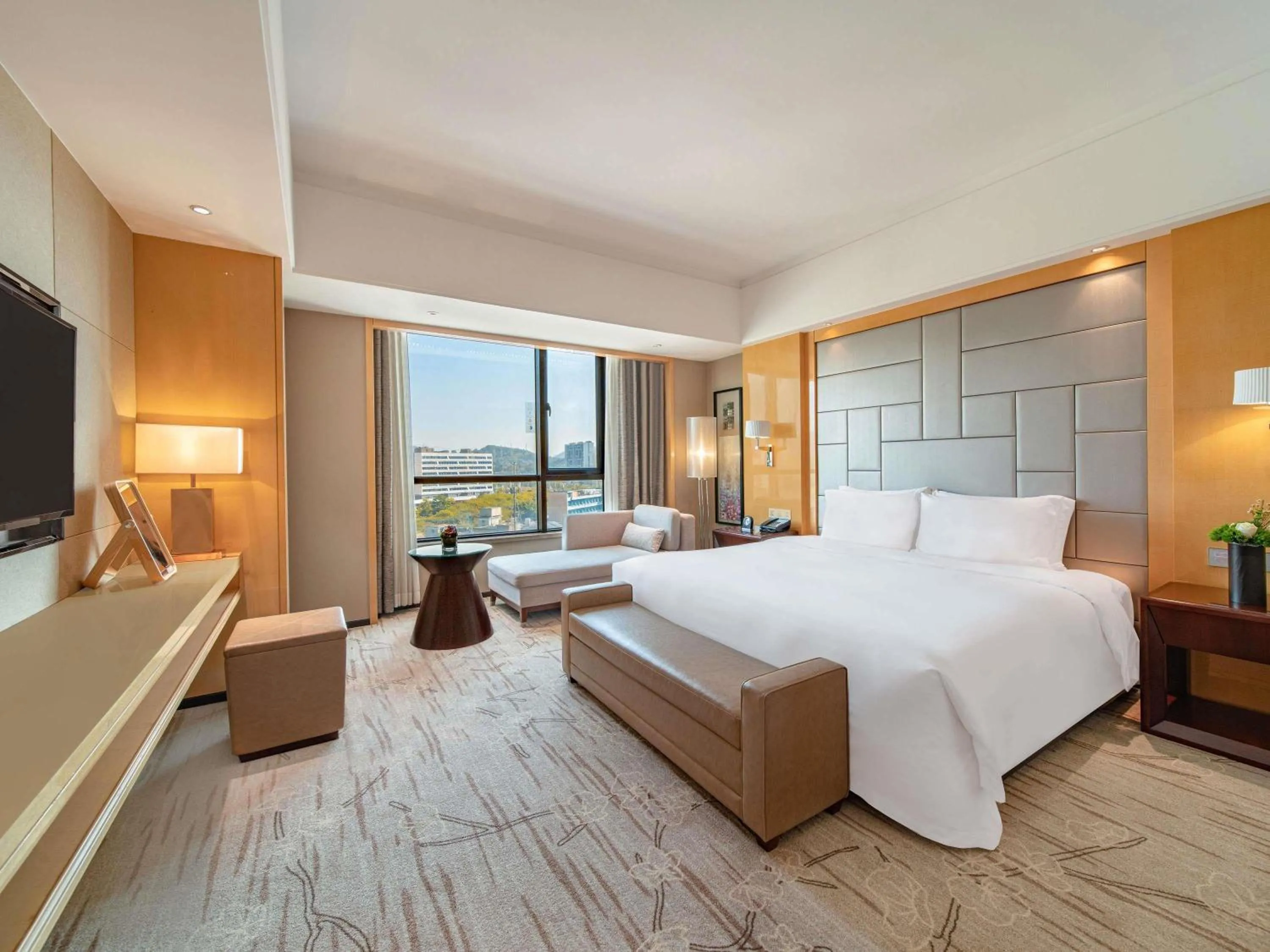 Bedroom, Bed in Swissôtel Guangzhou