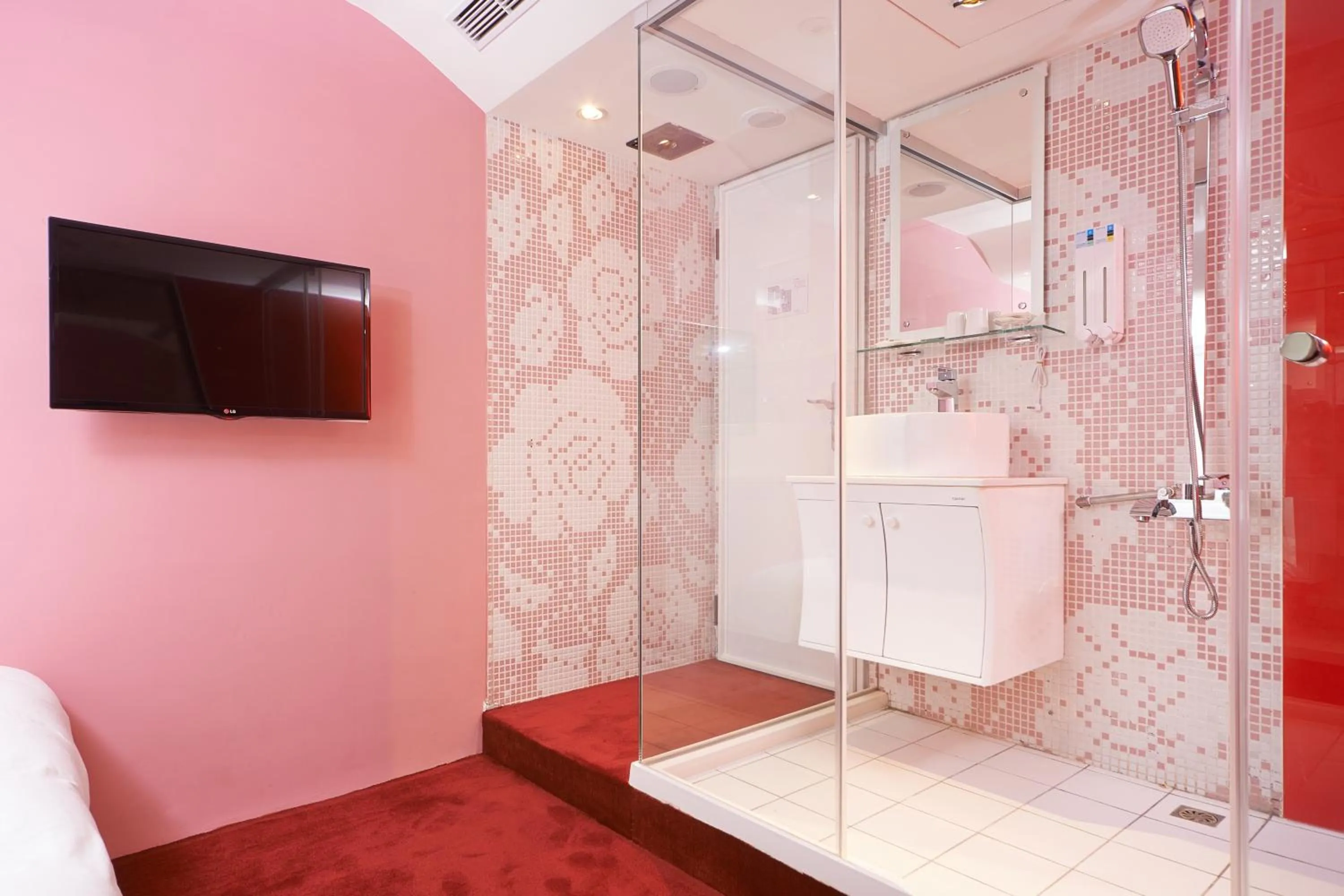 TV and multimedia in Forever Inn