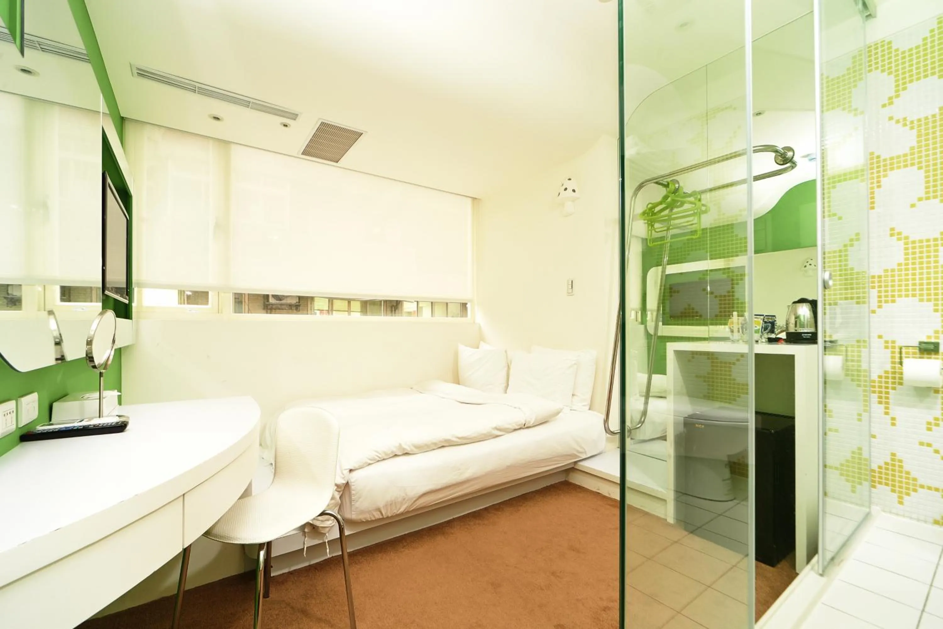 Photo of the whole room, Bed in Forever Inn