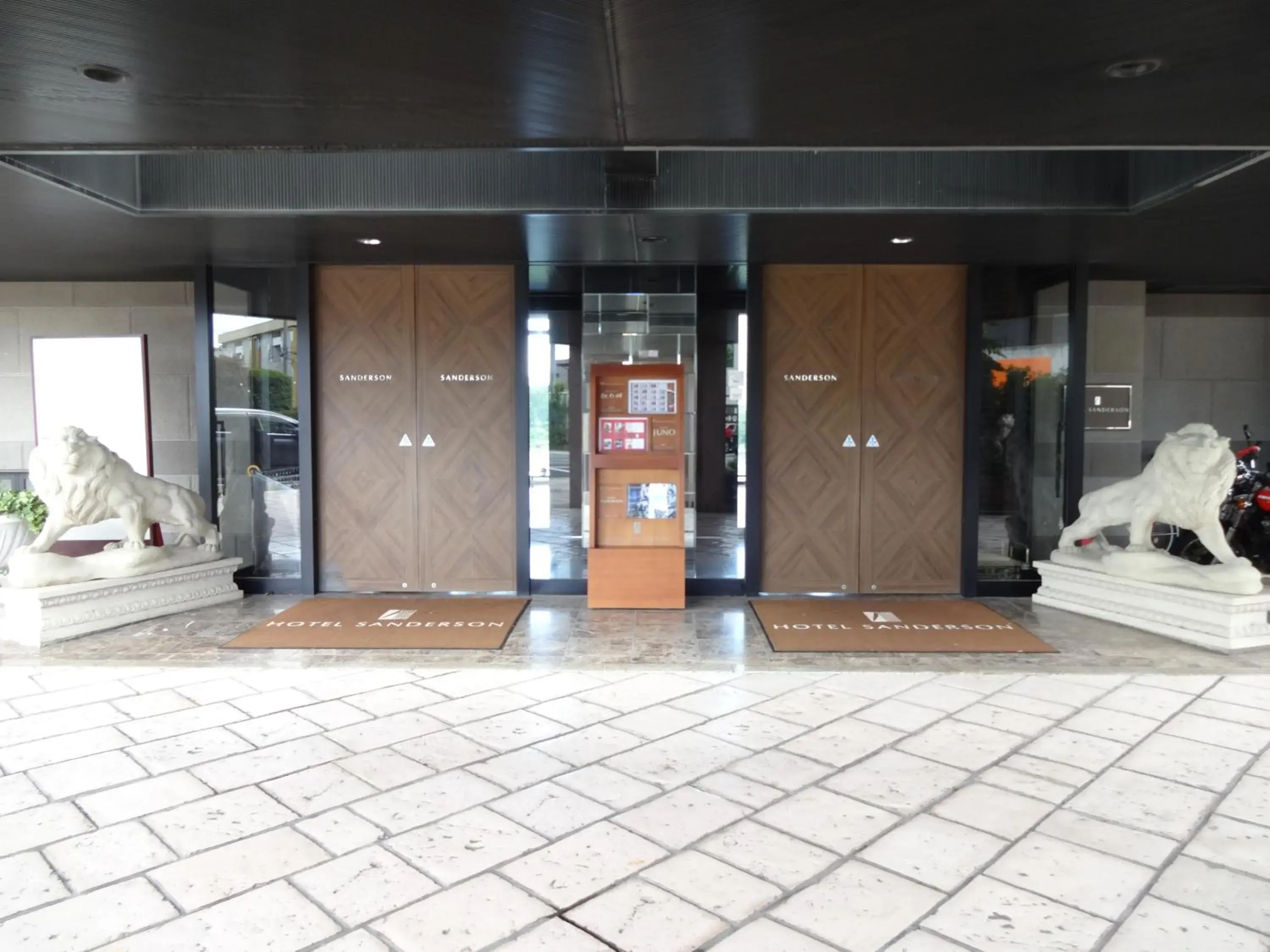 Facade/entrance in Hotel Sanderson Facade/entrance in Hotel Sanderson