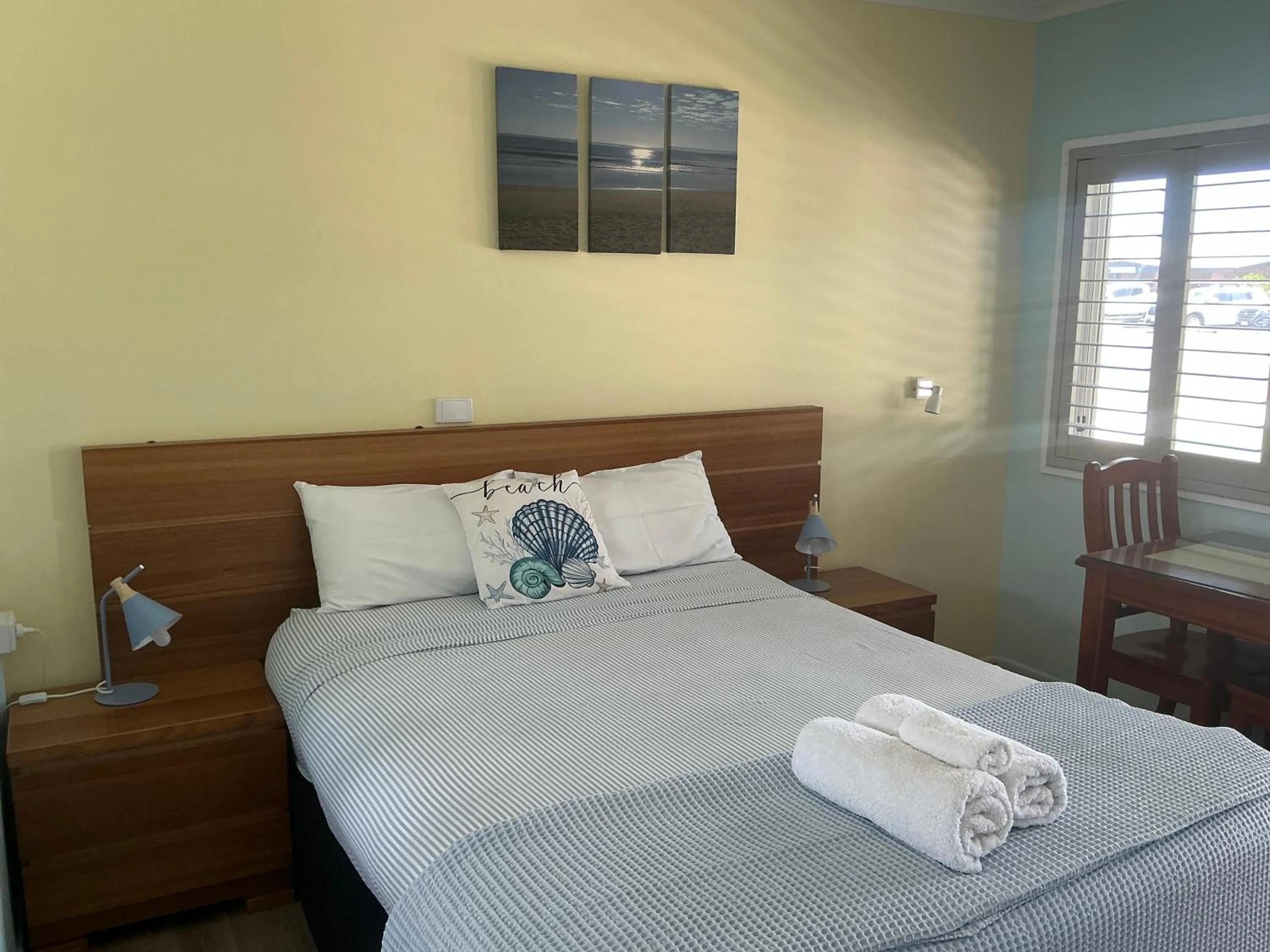 Bed in Moore Park Beach Inn