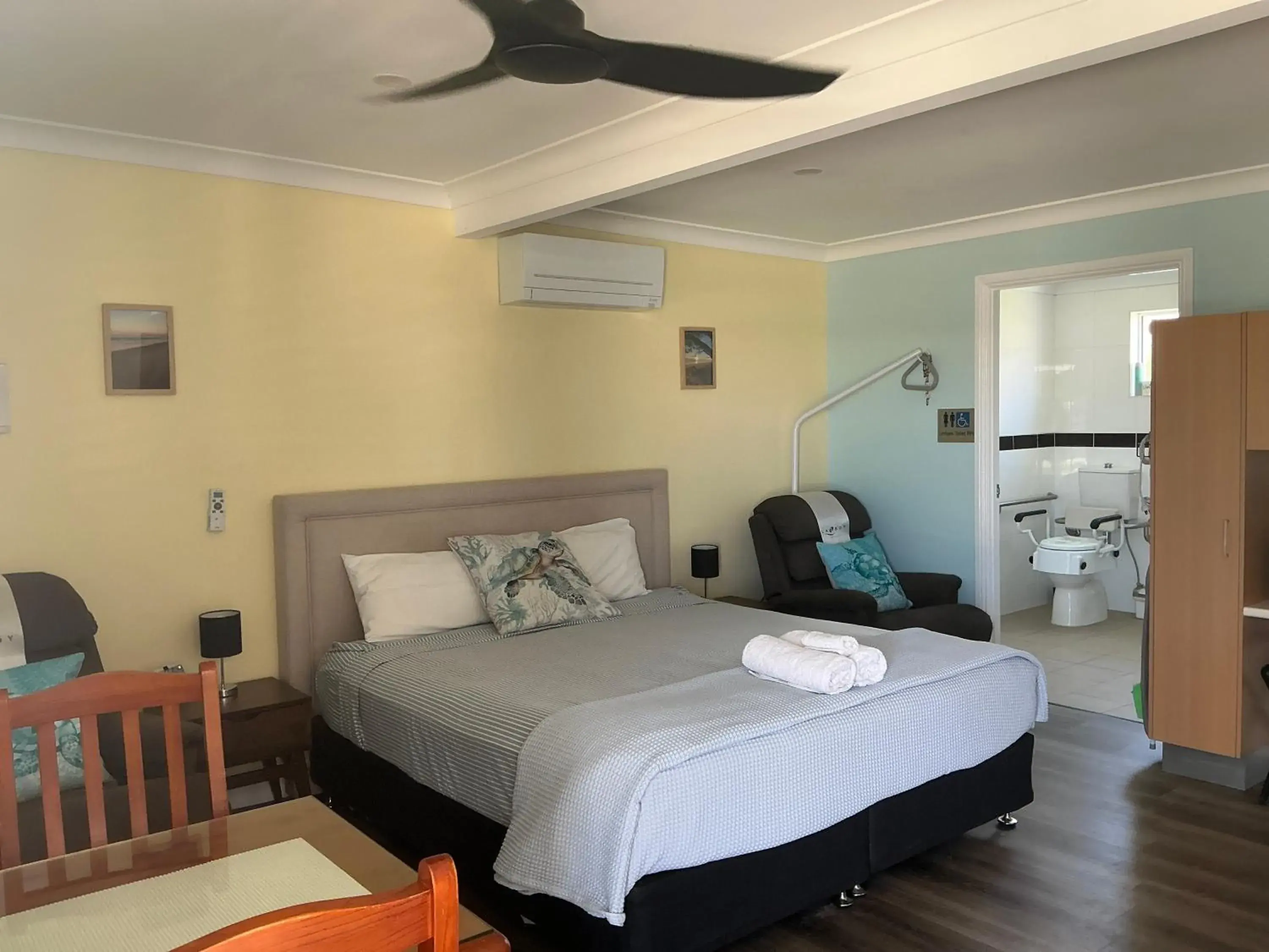 King Suite - Disability Access in Moore Park Beach Inn King Suite - Disability Access in Moore Park Beach Inn