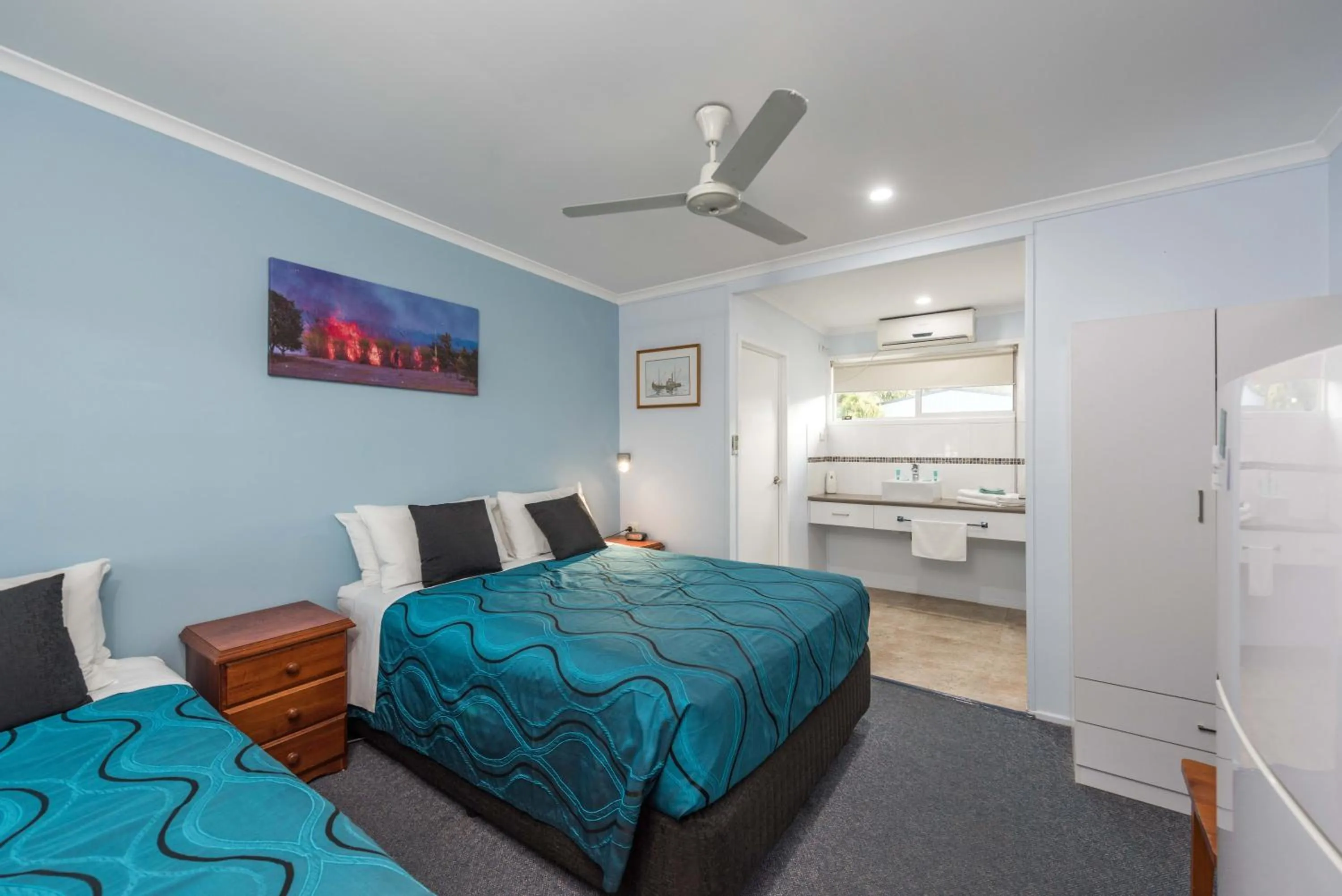 Bed in Moore Park Beach Inn