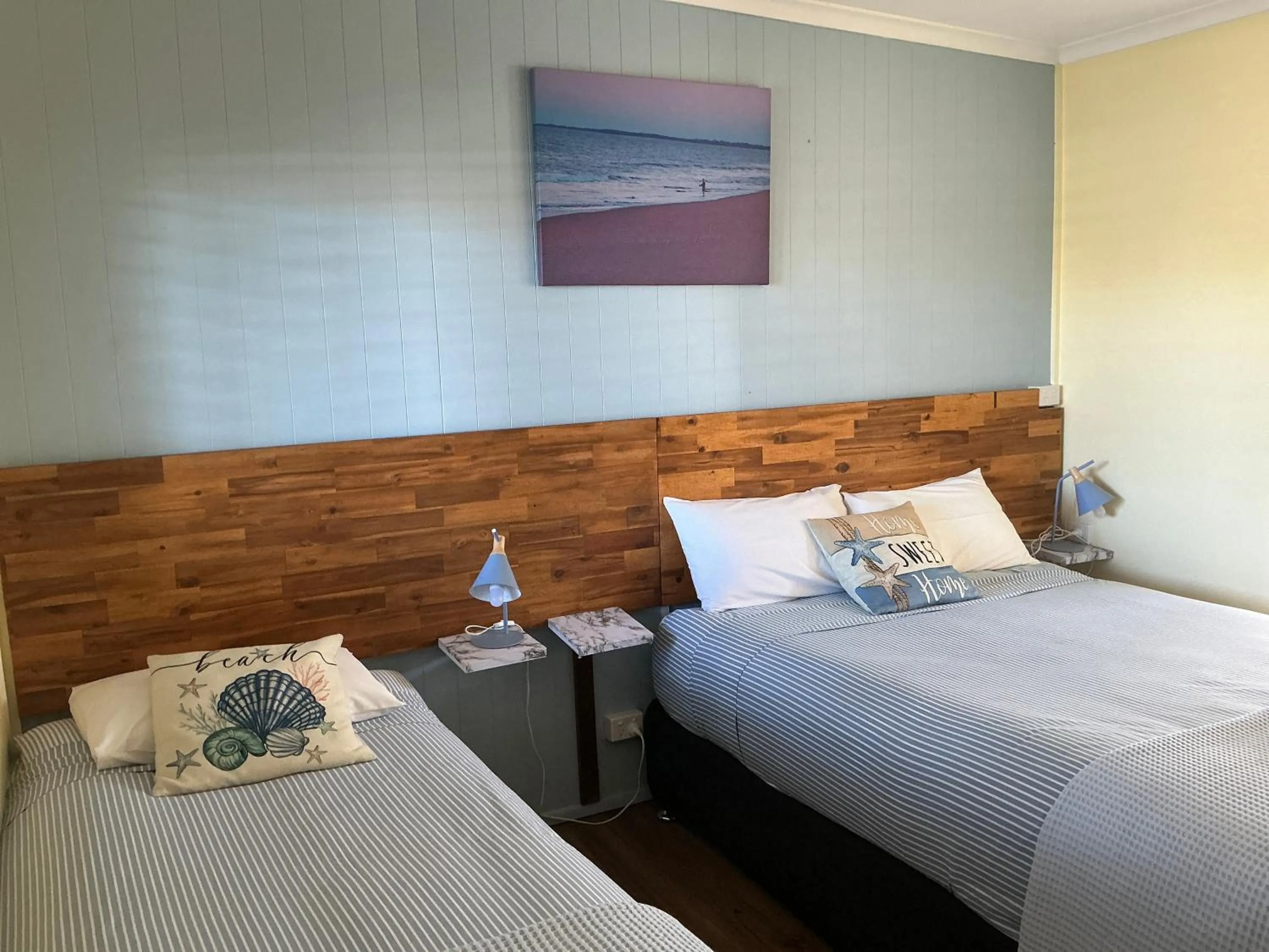 Bed in Moore Park Beach Inn