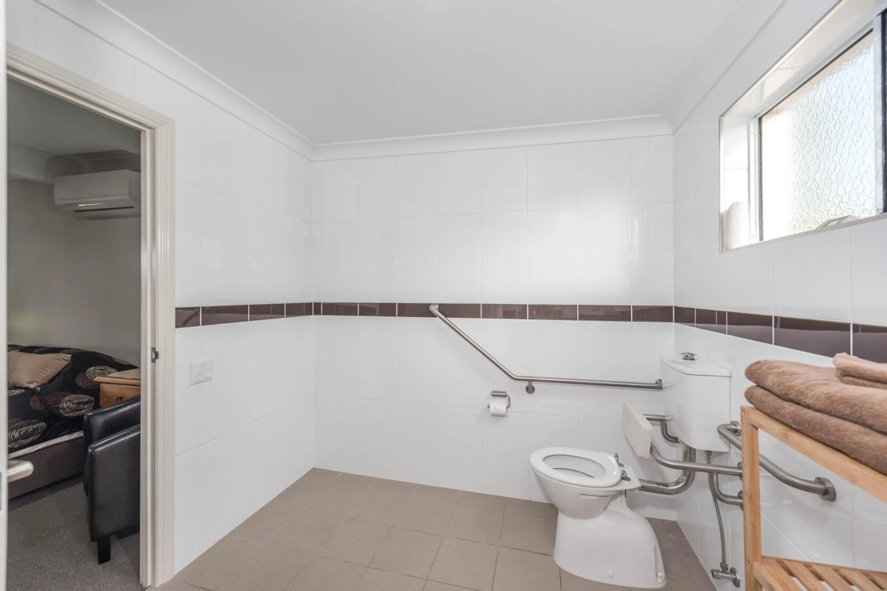 Toilet in Moore Park Beach Inn