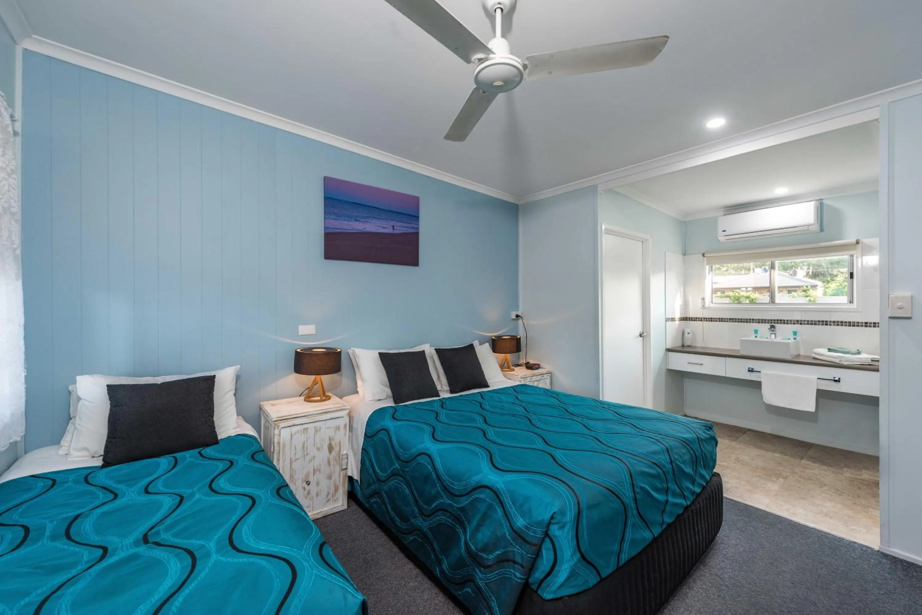 Bed in Moore Park Beach Inn