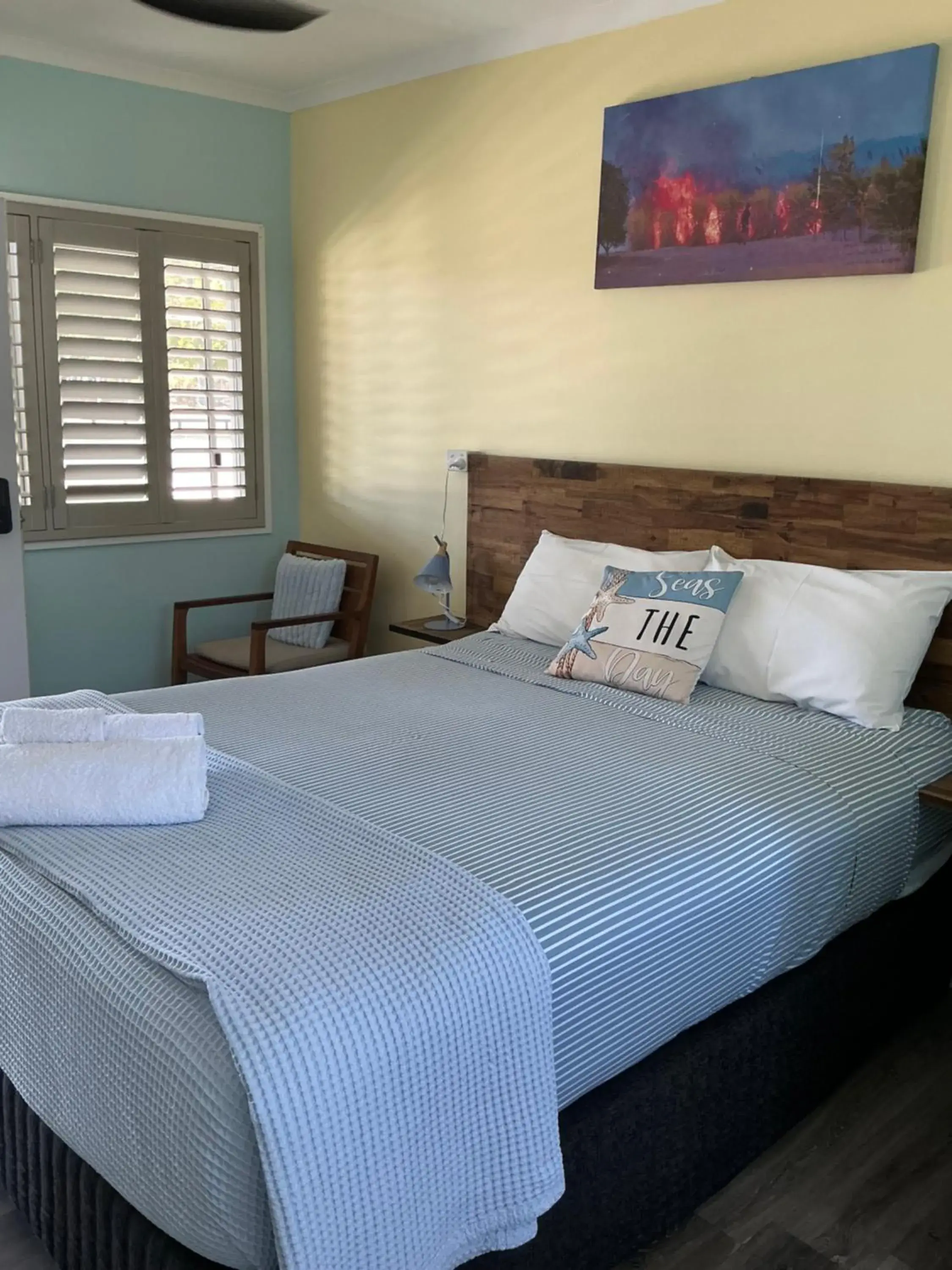 Deluxe Queen Room in Moore Park Beach Inn Deluxe Queen Room in Moore Park Beach Inn