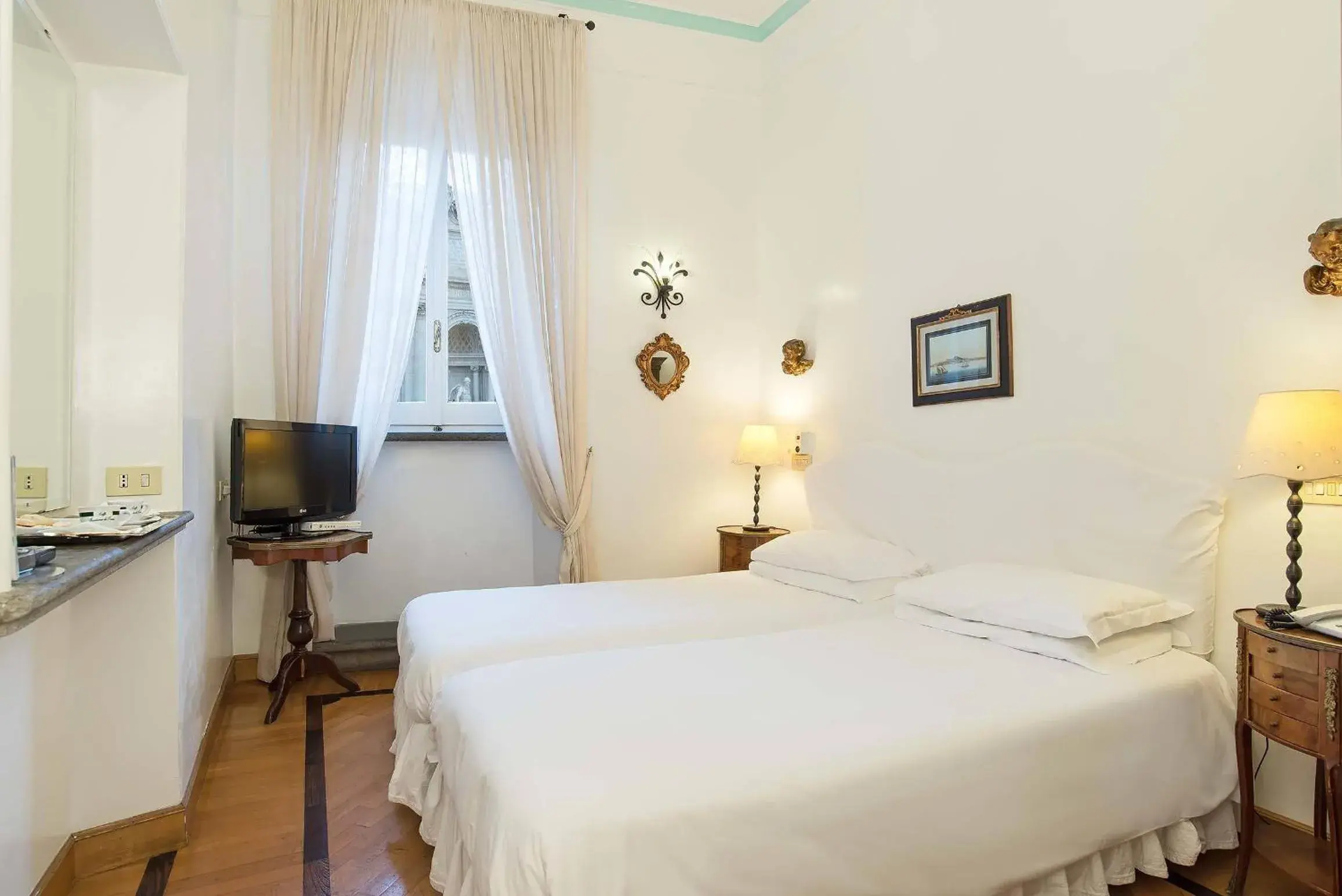 Photo of the whole room, Bed in Hotel Fontana Photo of the whole room, Bed in Hotel Fontana