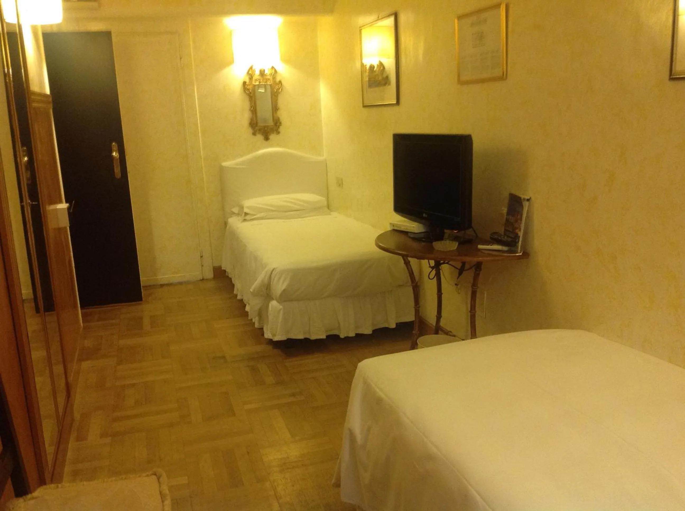 Photo of the whole room, Bed in Hotel Fontana
