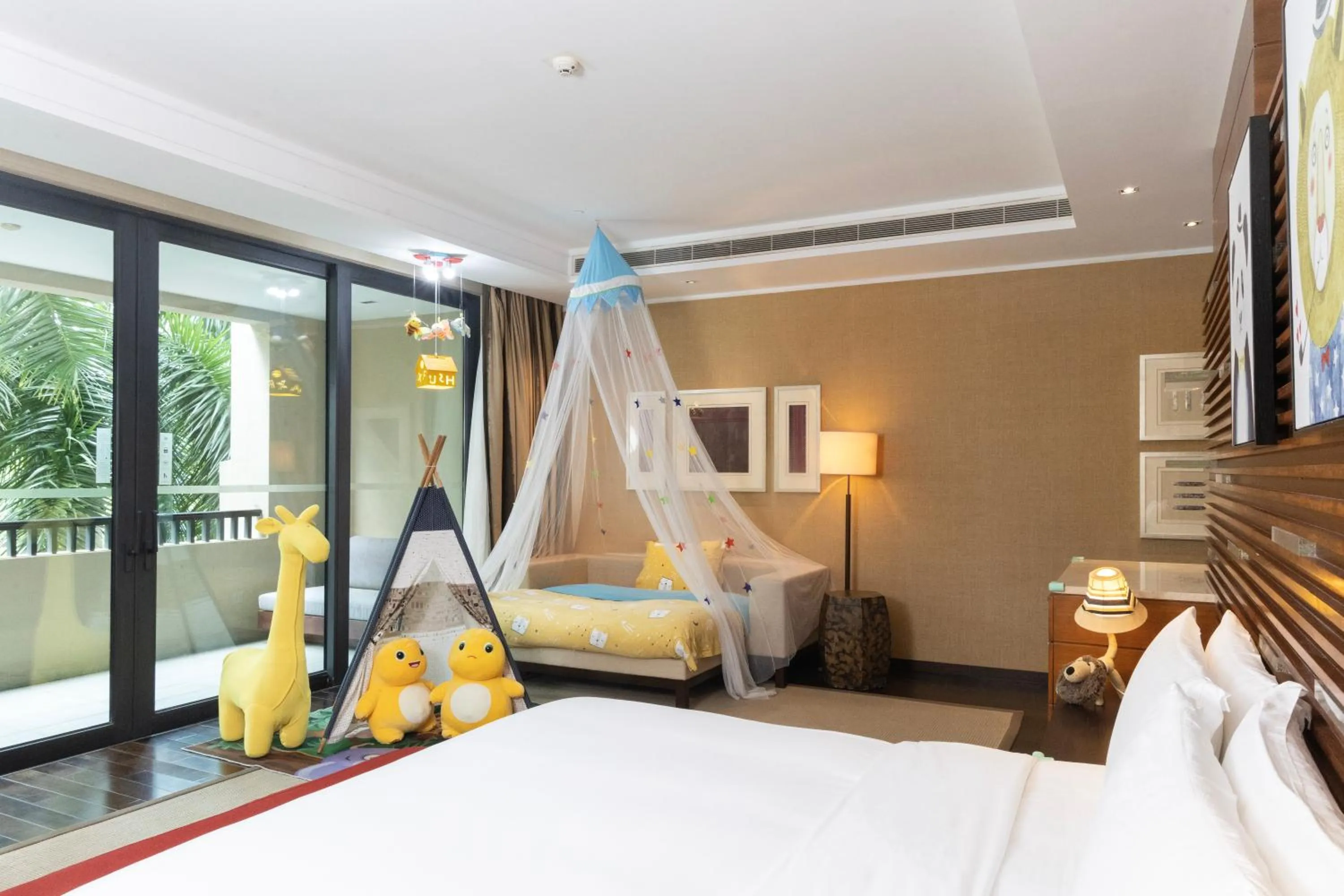 Photo of the whole room, Bed in Raffles Hainan Clear Water Bay
