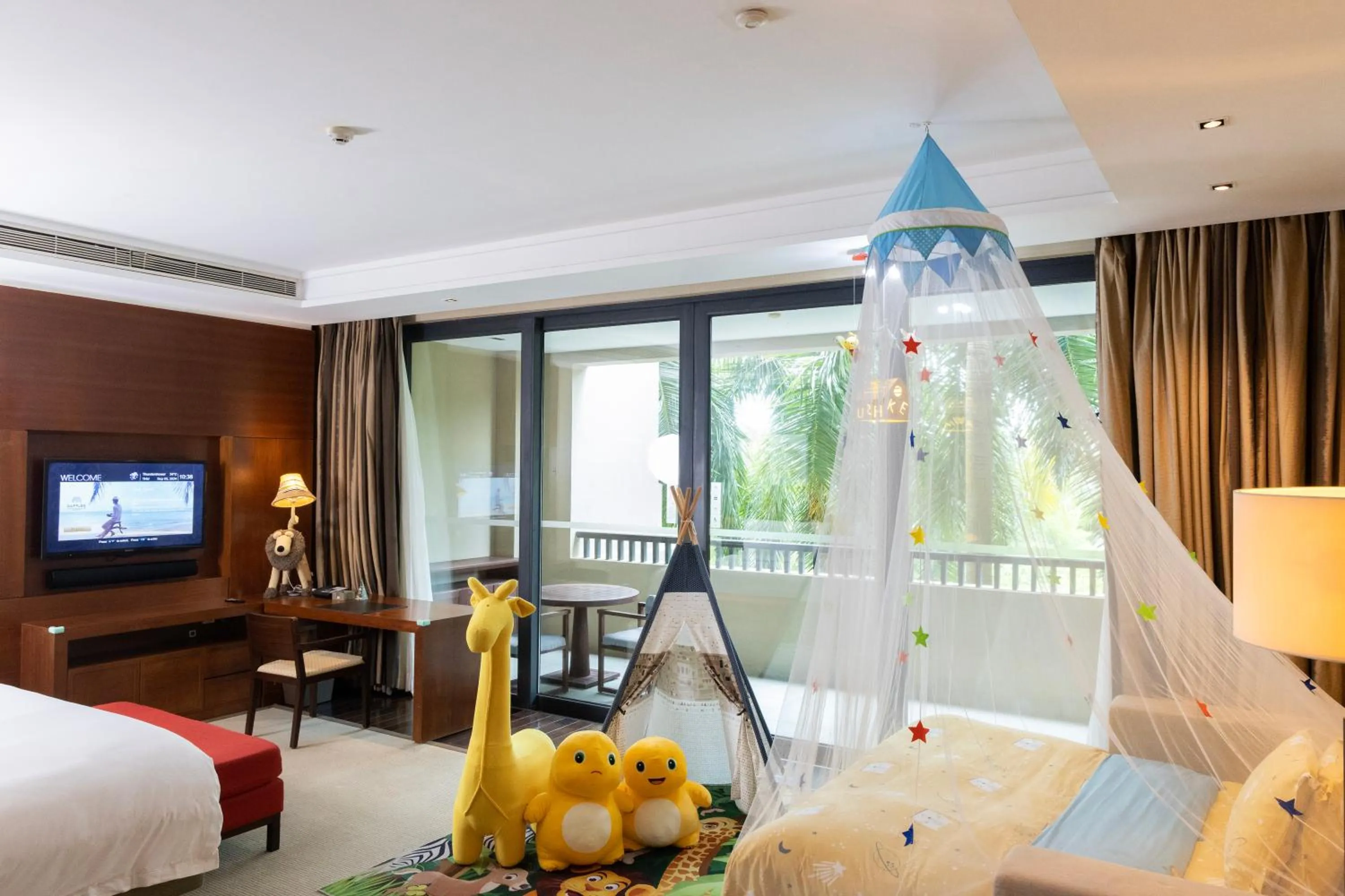 Photo of the whole room, Bed in Raffles Hainan Clear Water Bay