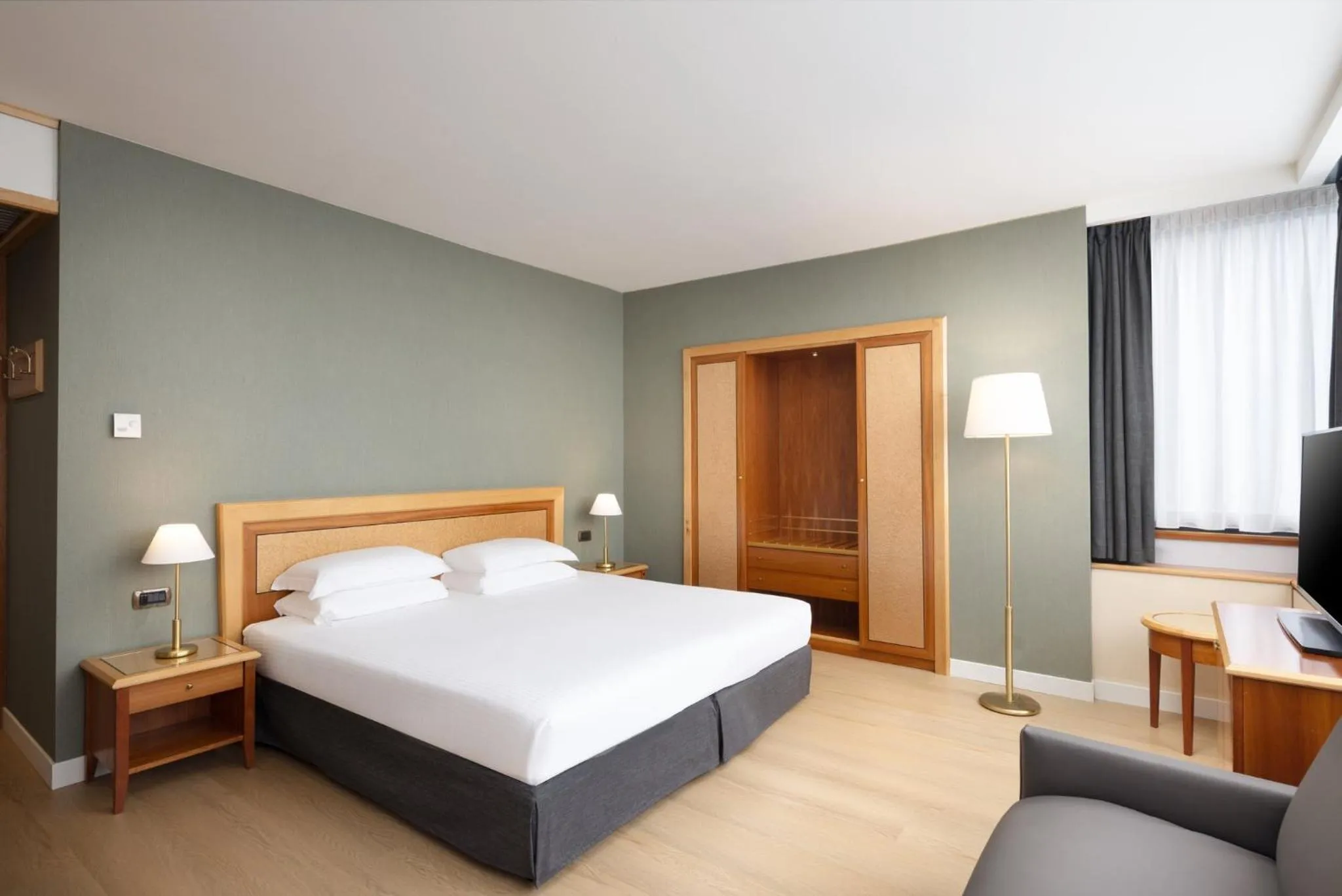 Photo of the whole room, Bed in Crowne Plaza Milan Linate by IHG
