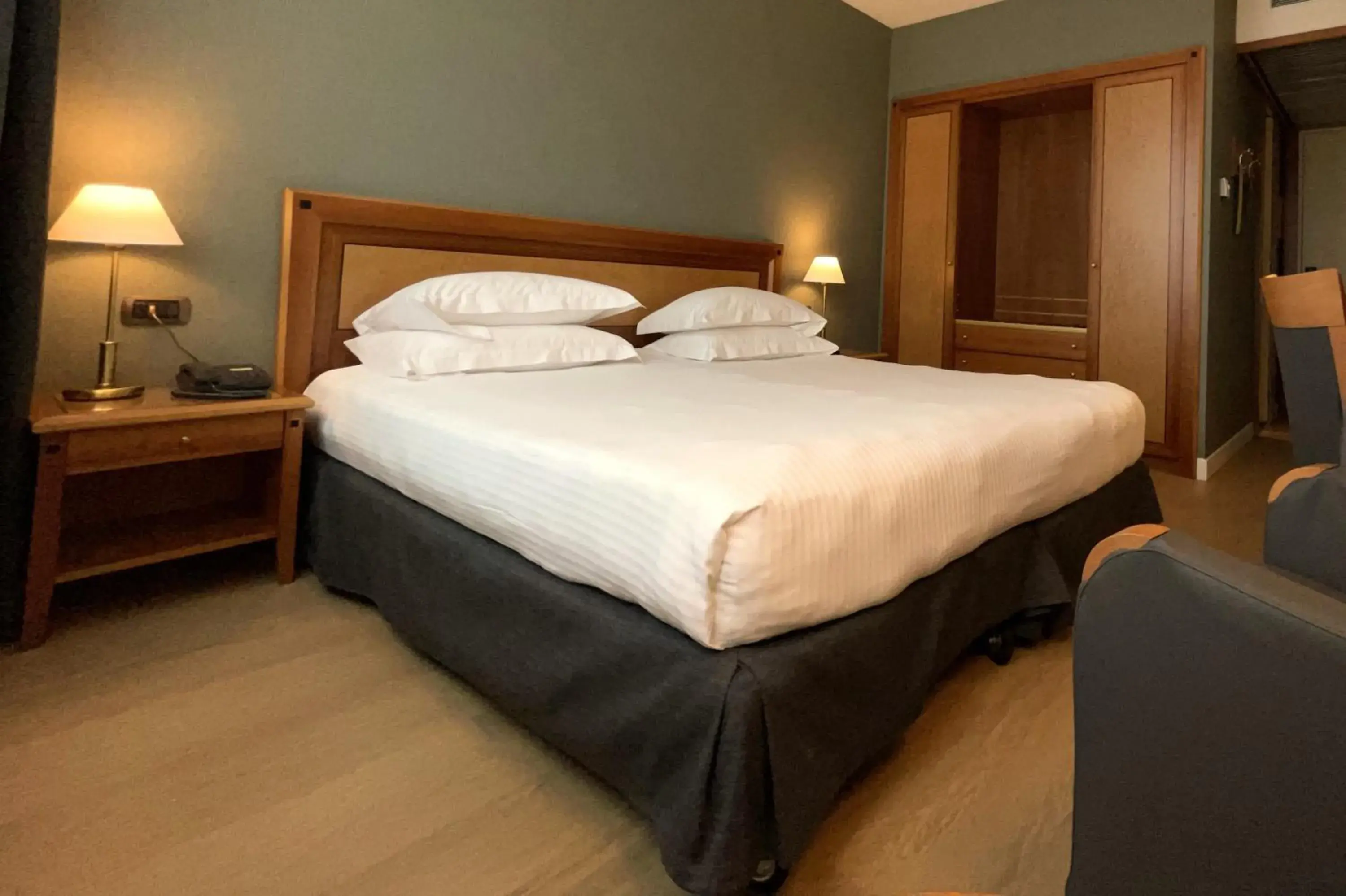 Photo of the whole room, Bed in Crowne Plaza Milan Linate by IHG Photo of the whole room, Bed in Crowne Plaza Milan Linate by IHG