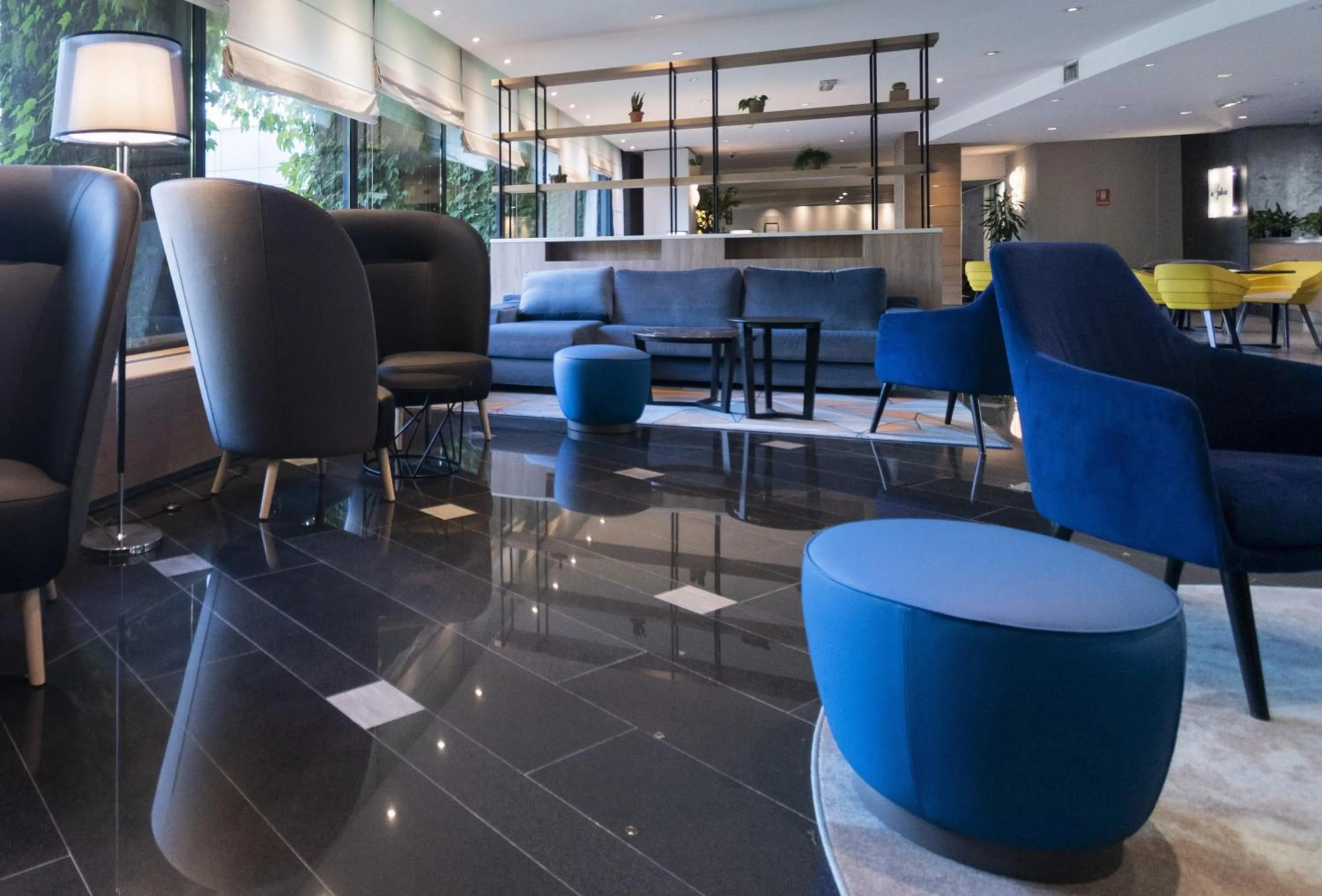 Lounge or bar in Crowne Plaza Milan Linate by IHG