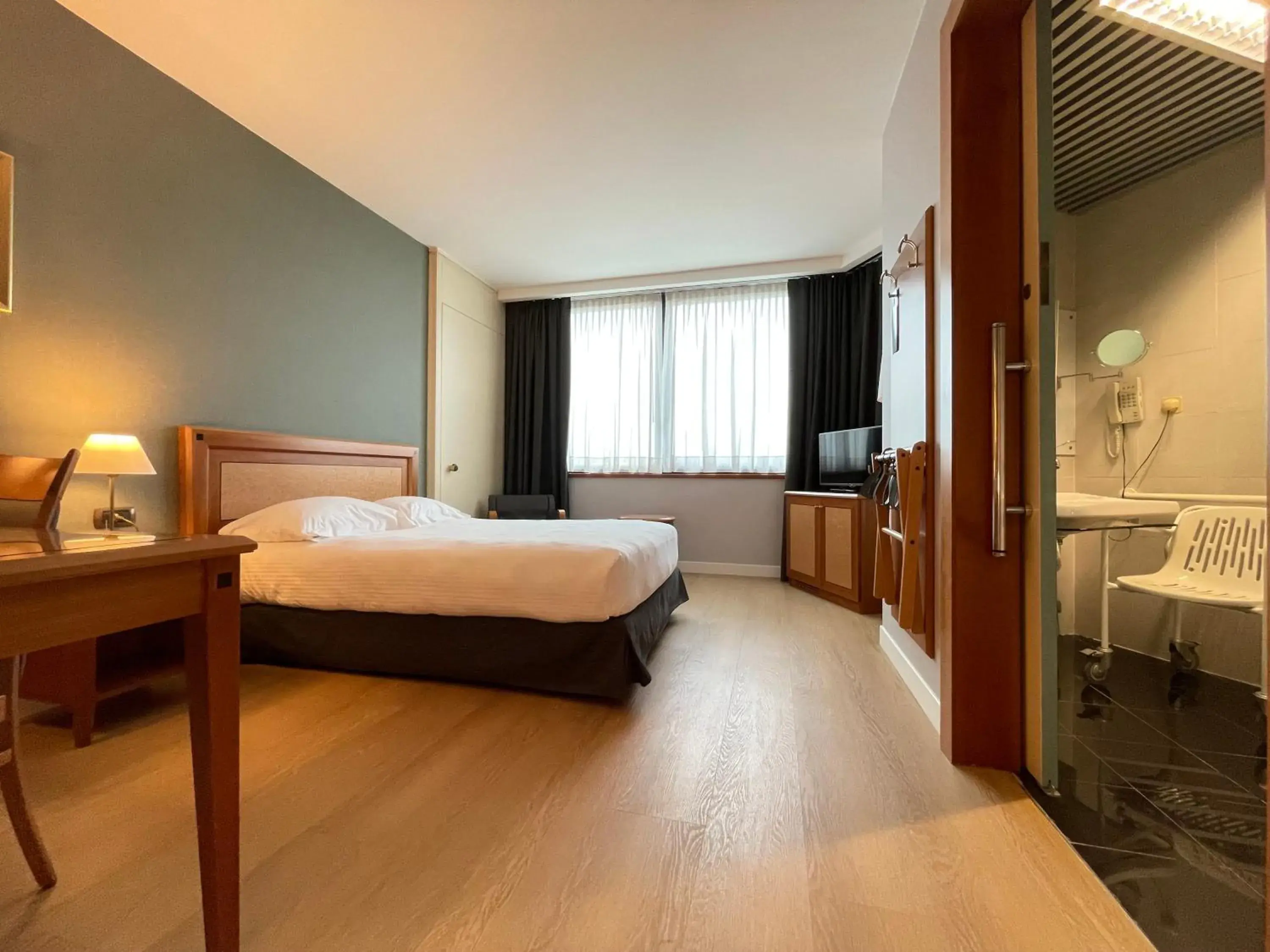 Bed in Crowne Plaza Milan Linate by IHG Bed in Crowne Plaza Milan Linate by IHG