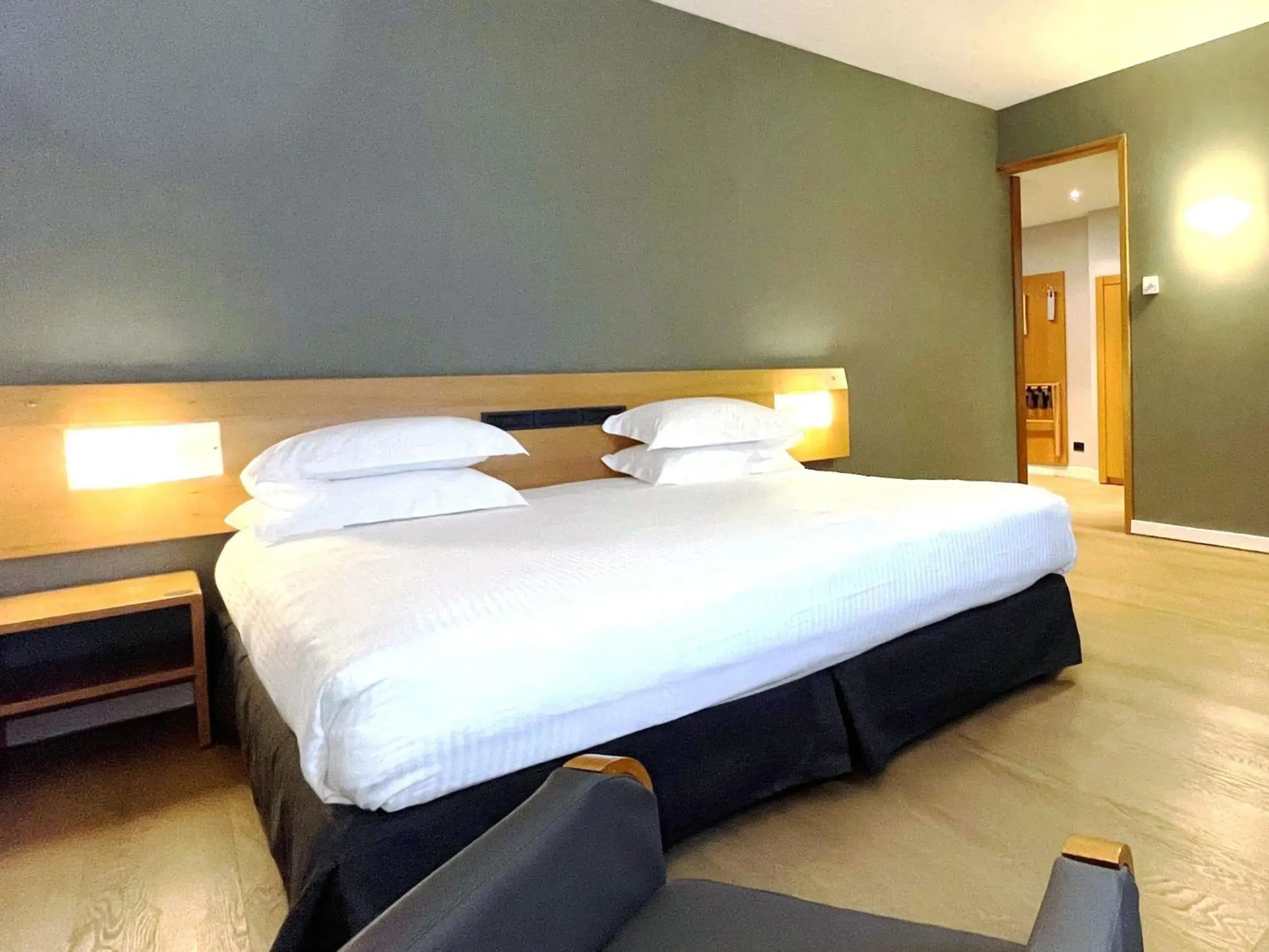 Bed in Crowne Plaza Milan Linate by IHG Bed in Crowne Plaza Milan Linate by IHG
