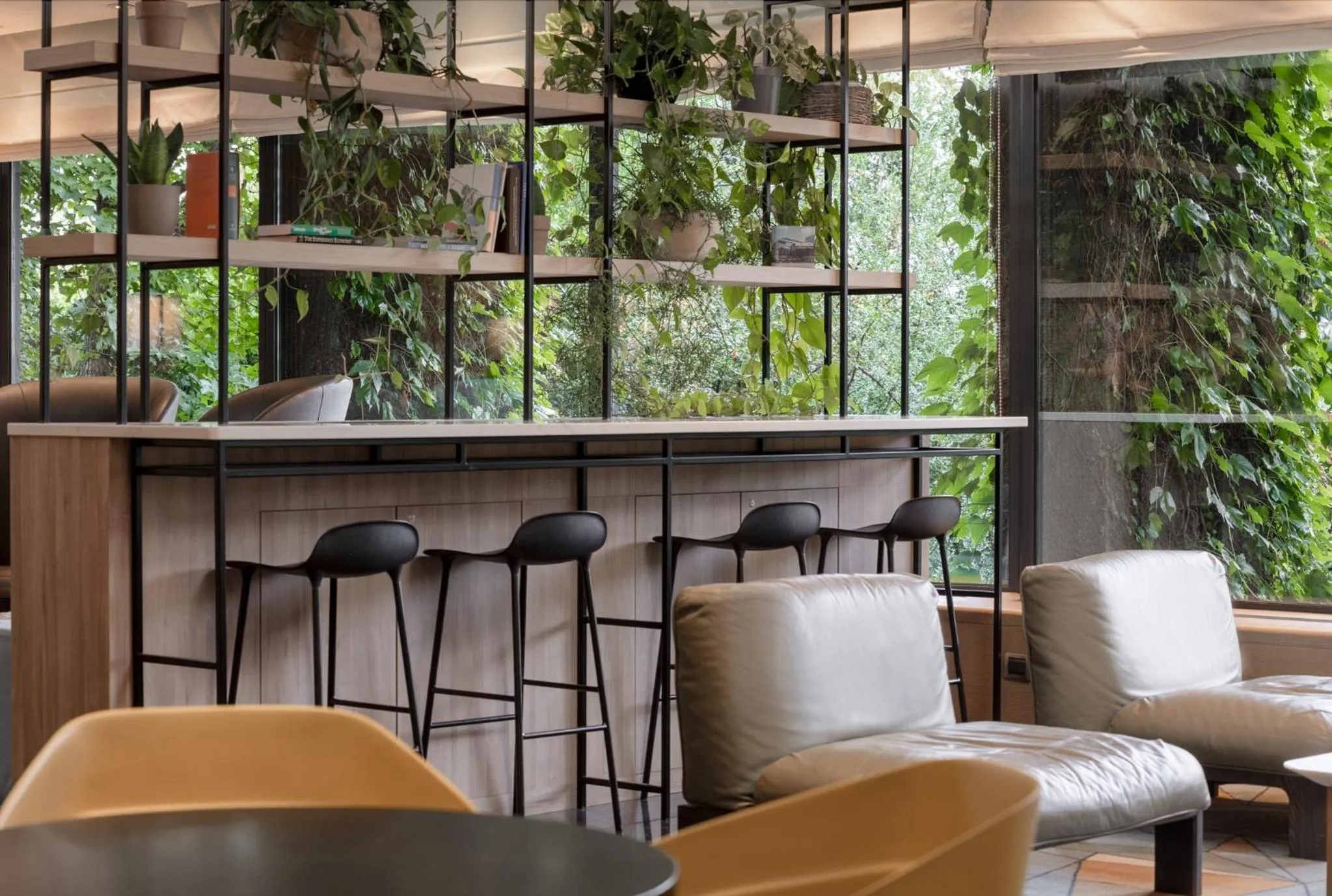 Lounge or bar in Crowne Plaza Milan Linate by IHG