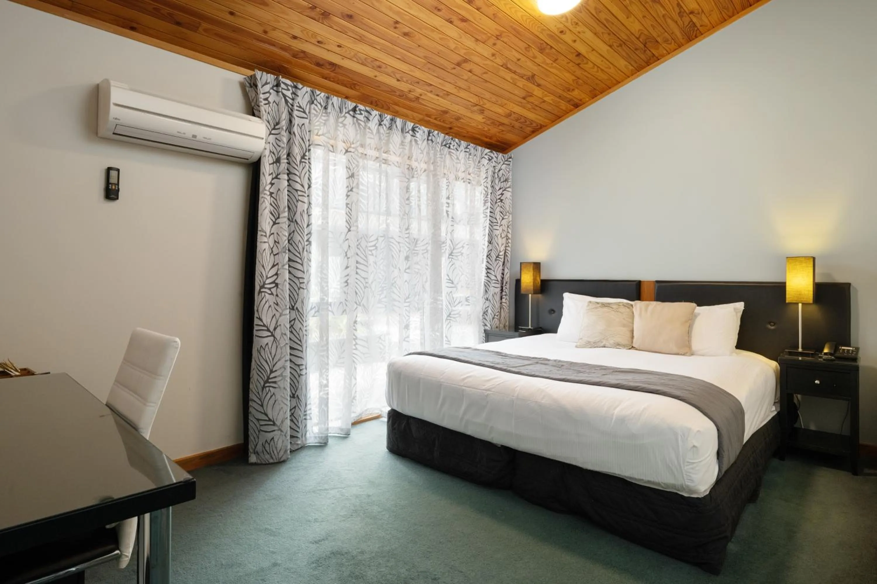 Bed in Riverside Hotel Marlborough