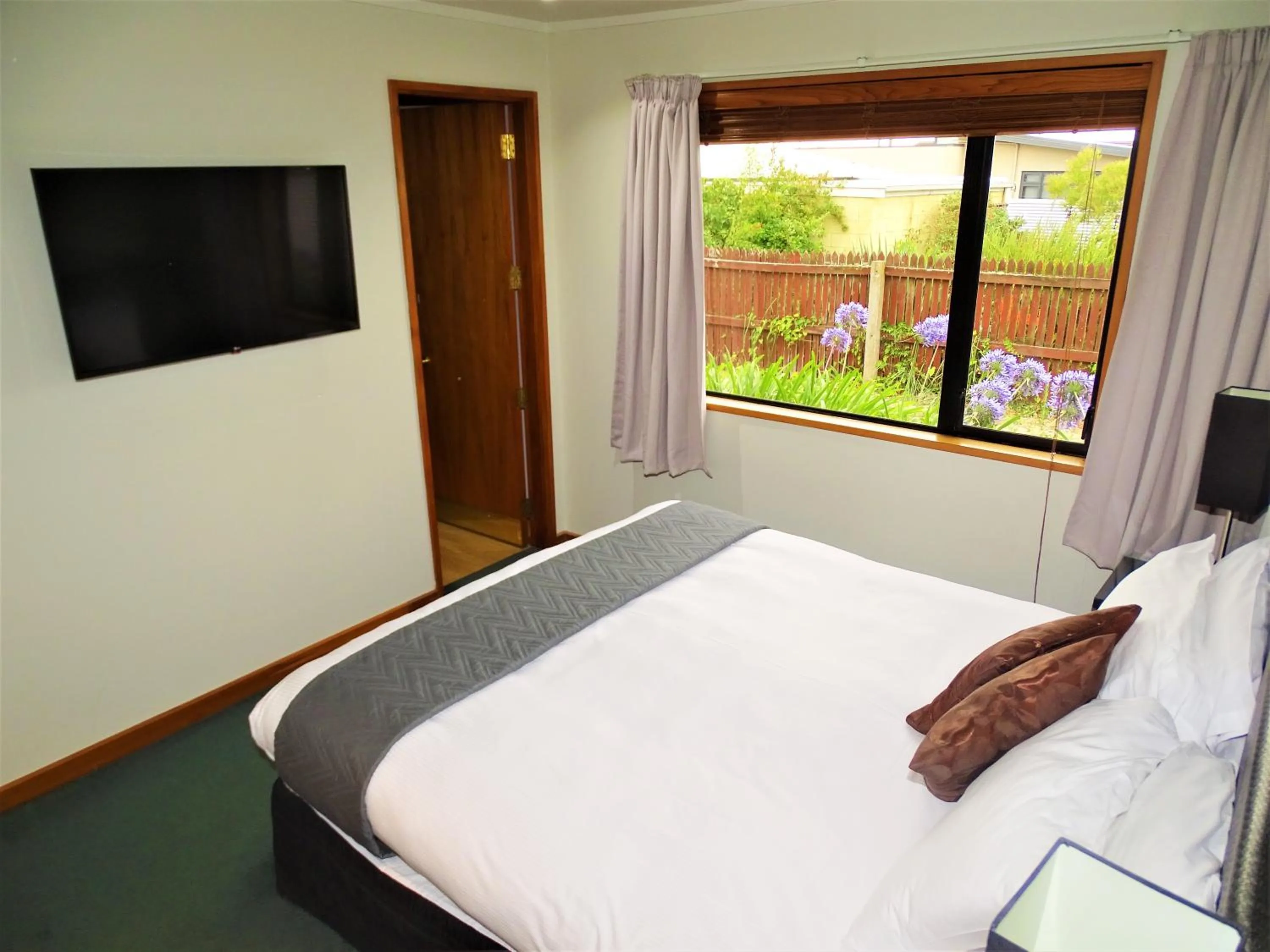 Bed in Riverside Hotel Marlborough