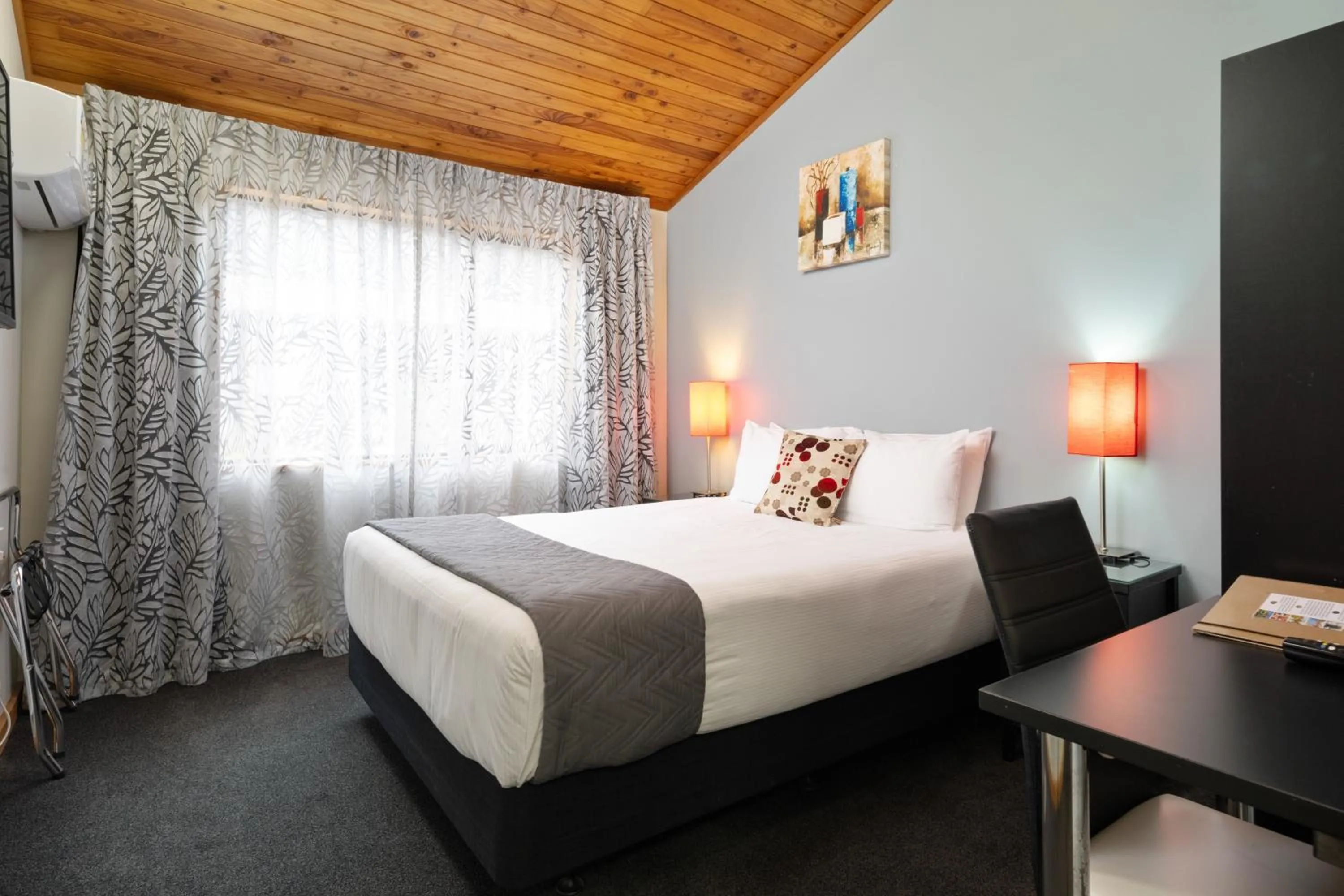 Bed in Riverside Hotel Marlborough