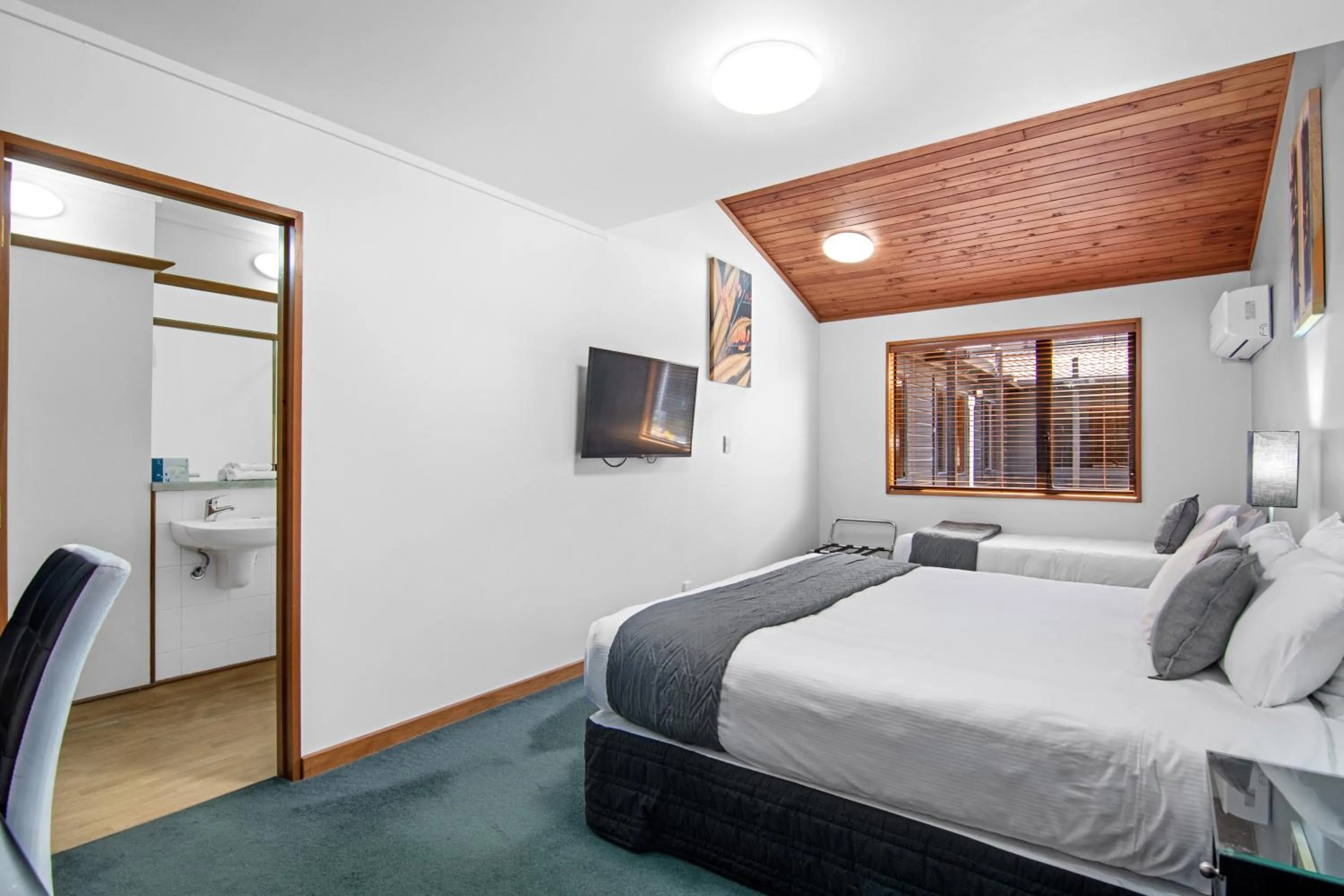 Bed in Riverside Hotel Marlborough