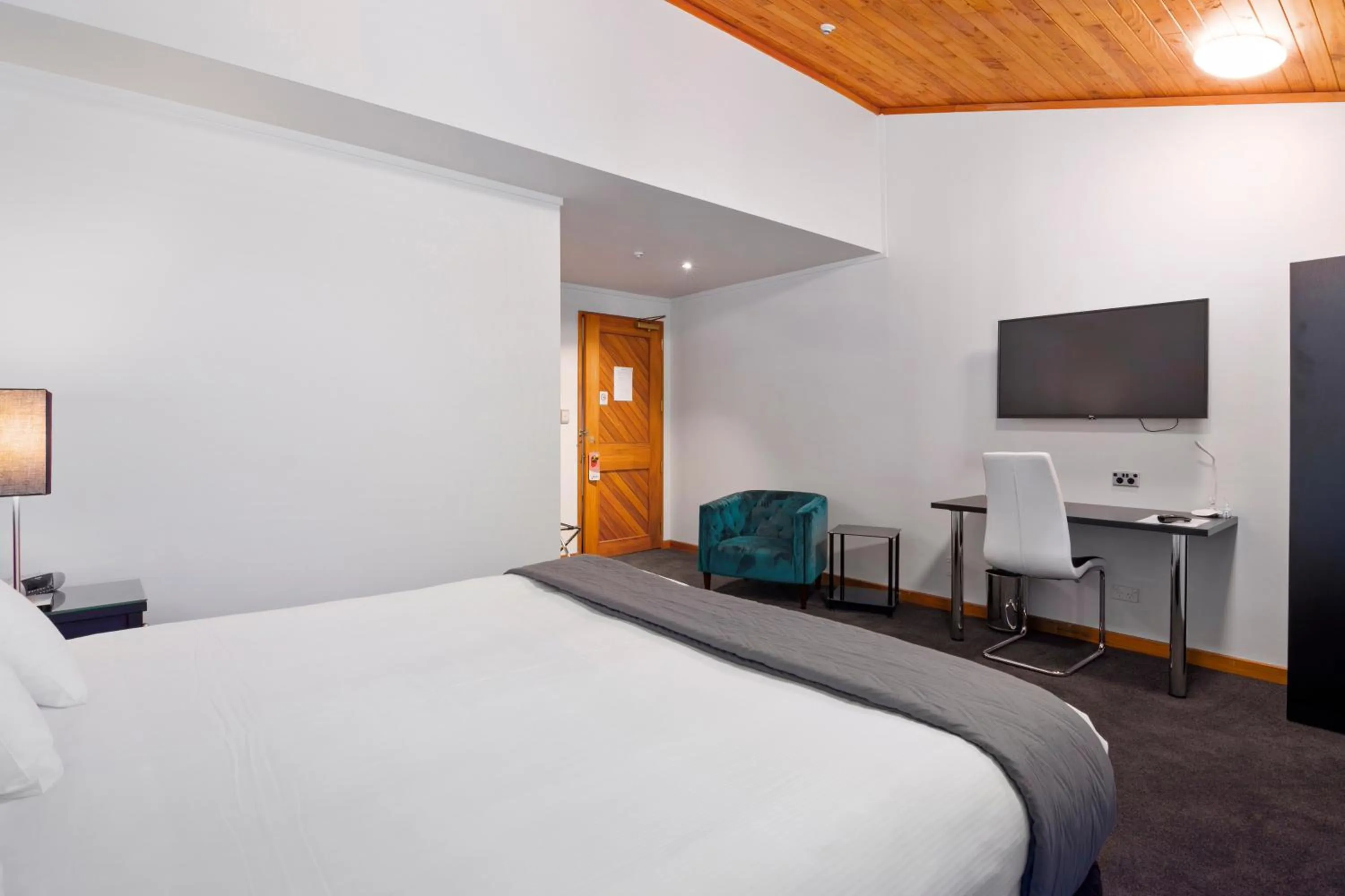 Bed in Riverside Hotel Marlborough