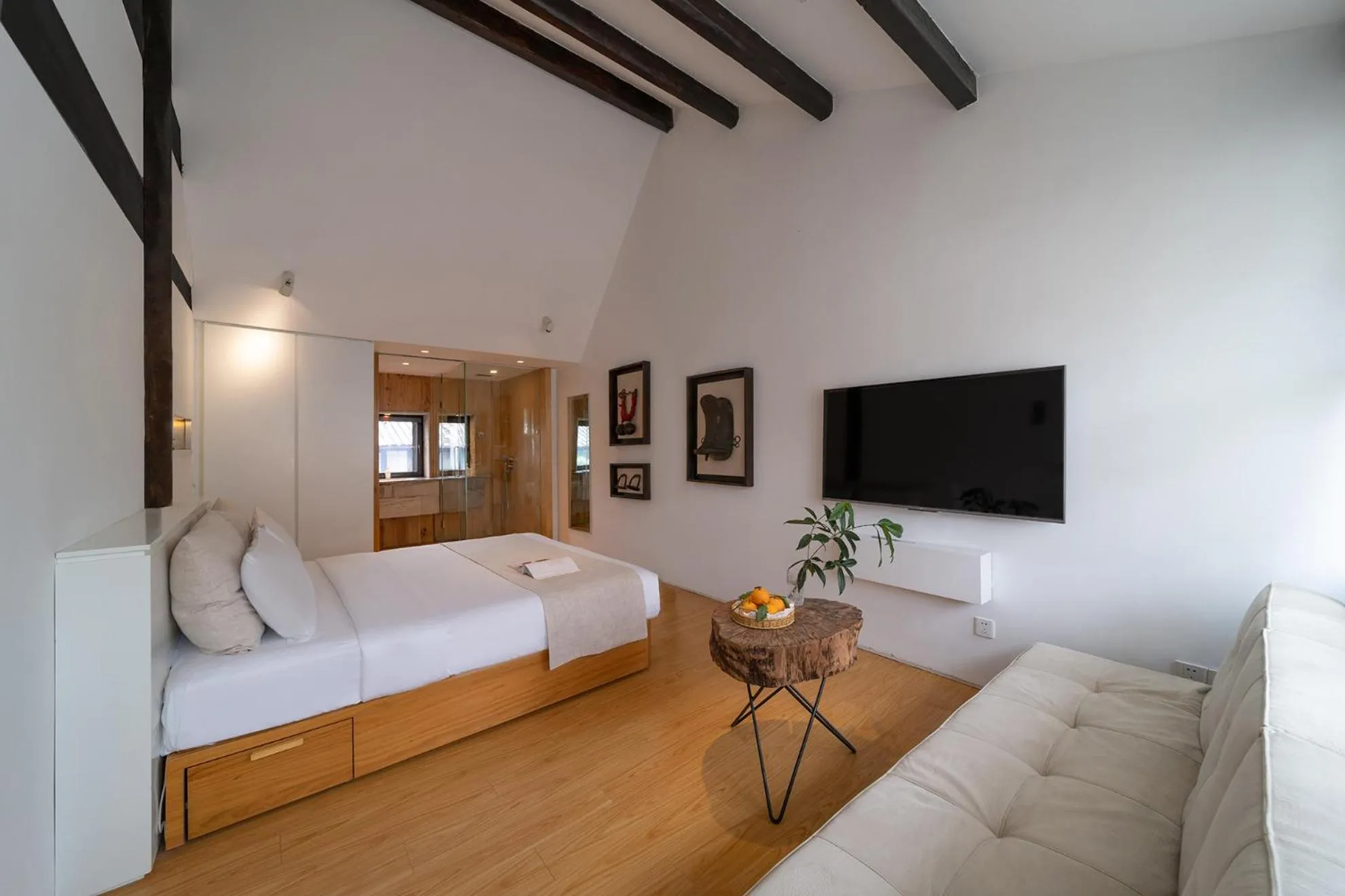 Communal lounge/ TV room, Bed in The Bivou Lijiang