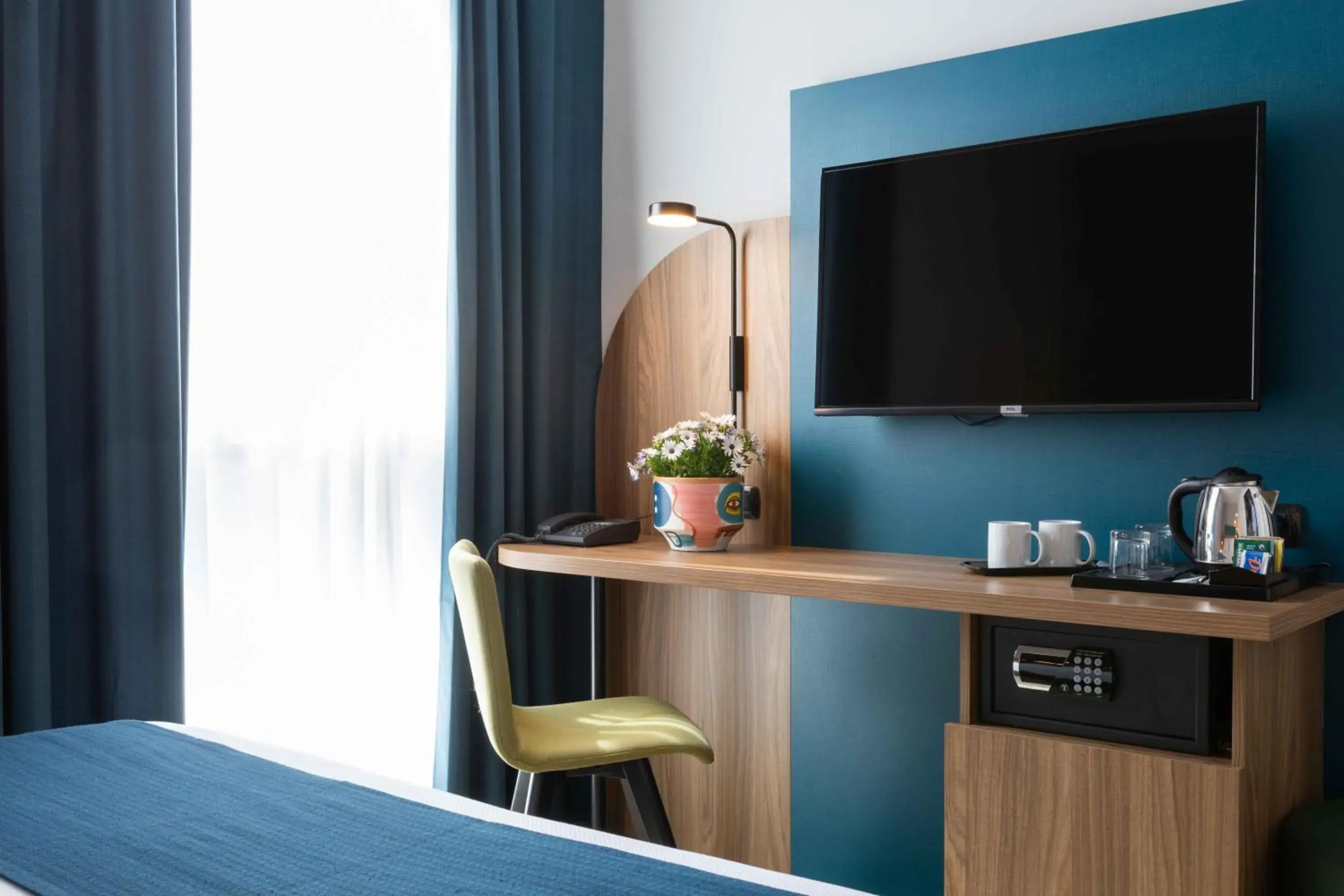 TV and multimedia, Bed in Belstay Milano Linate TV and multimedia, Bed in Belstay Milano Linate