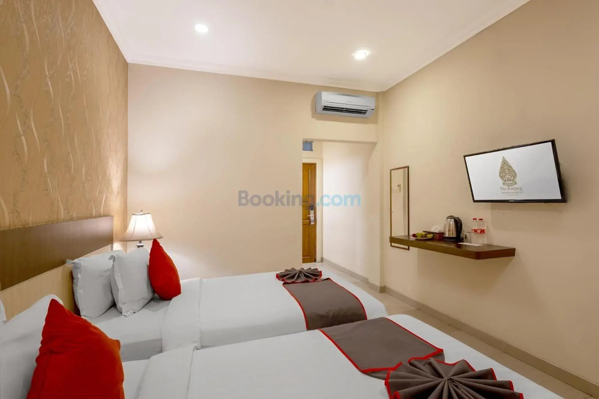 Bed in The Kanjeng Hotel Kuta Bed in The Kanjeng Hotel Kuta