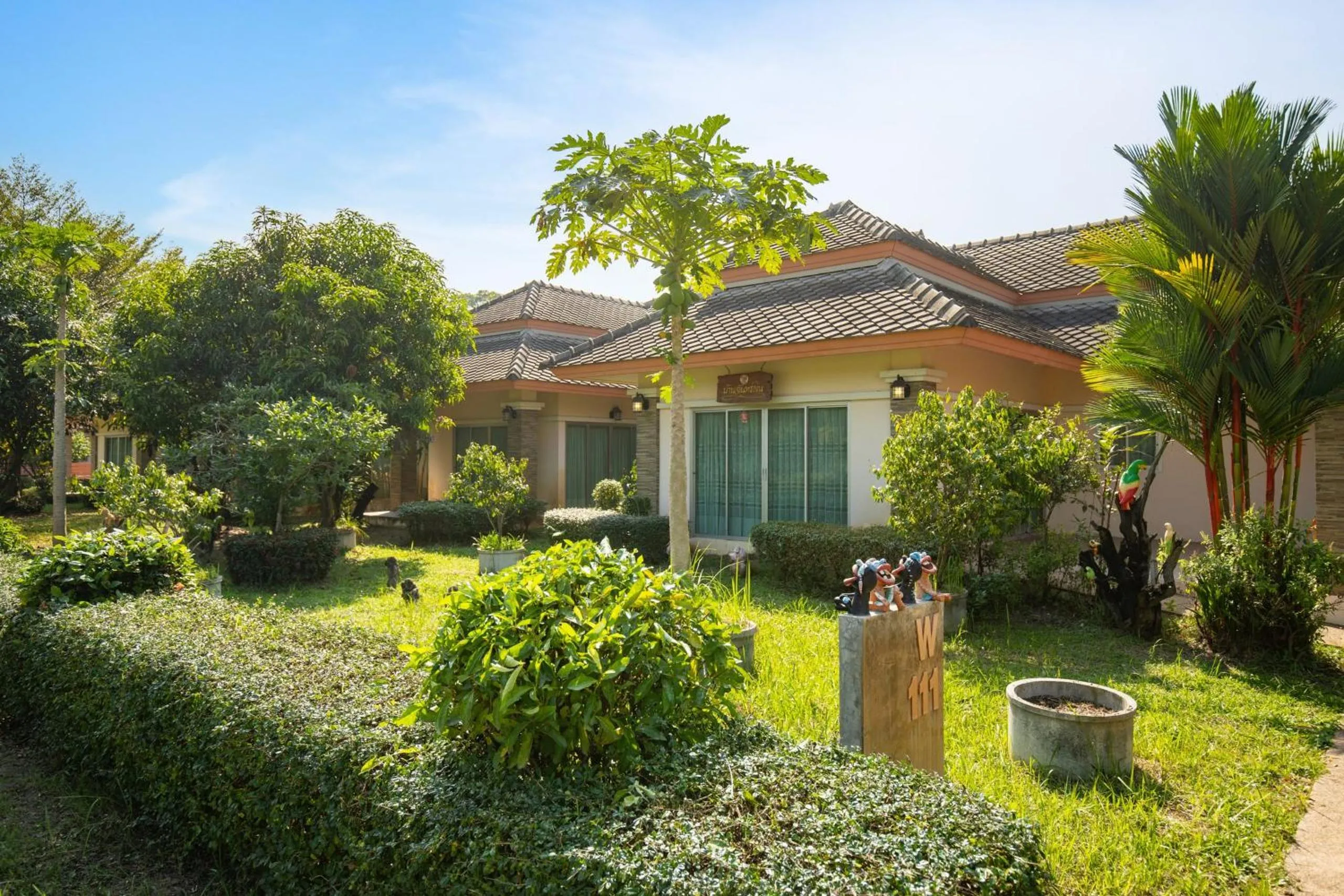 Garden in Thara Cholapruek Resort