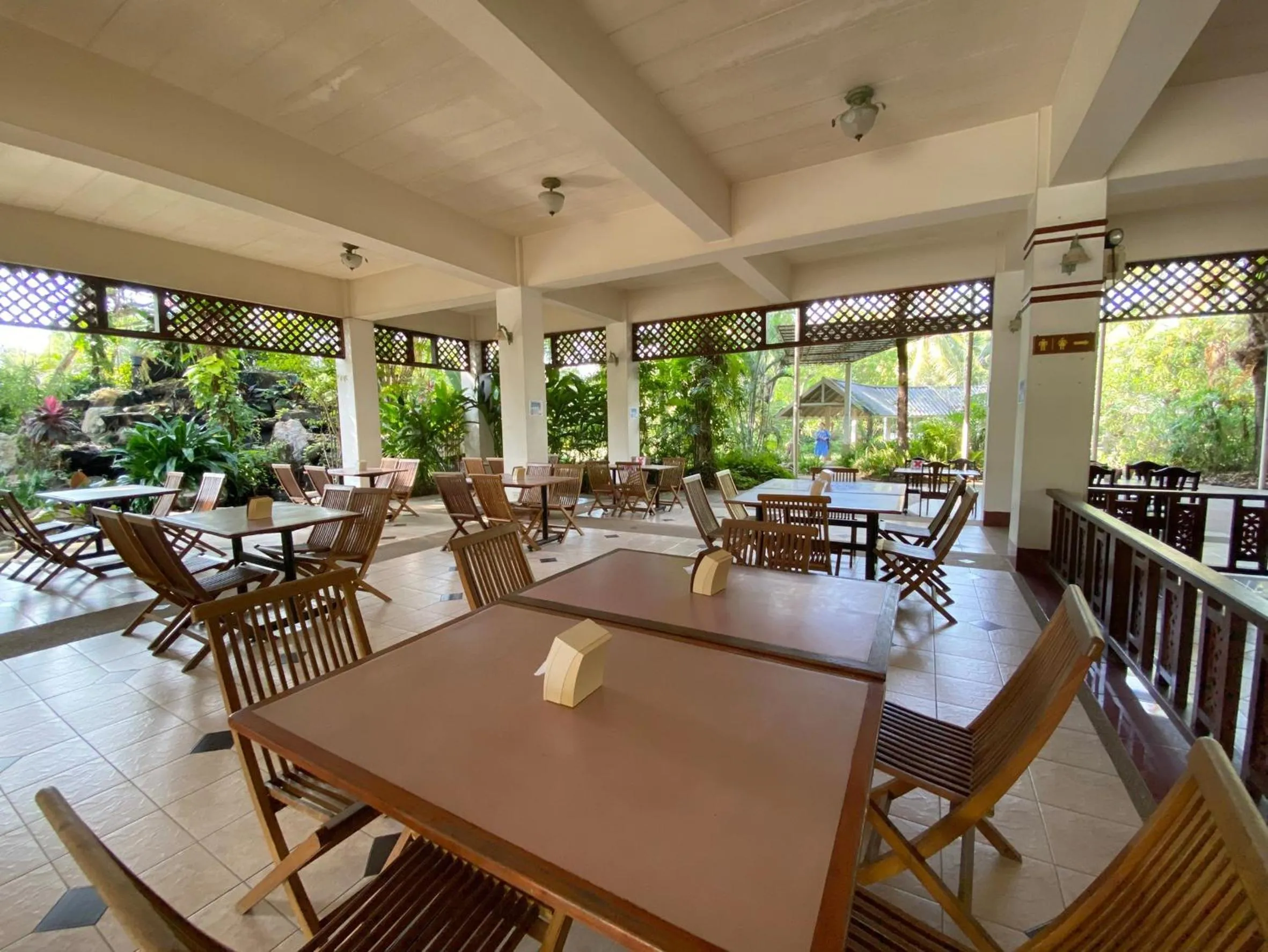 Restaurant/places to eat in Thara Cholapruek Resort