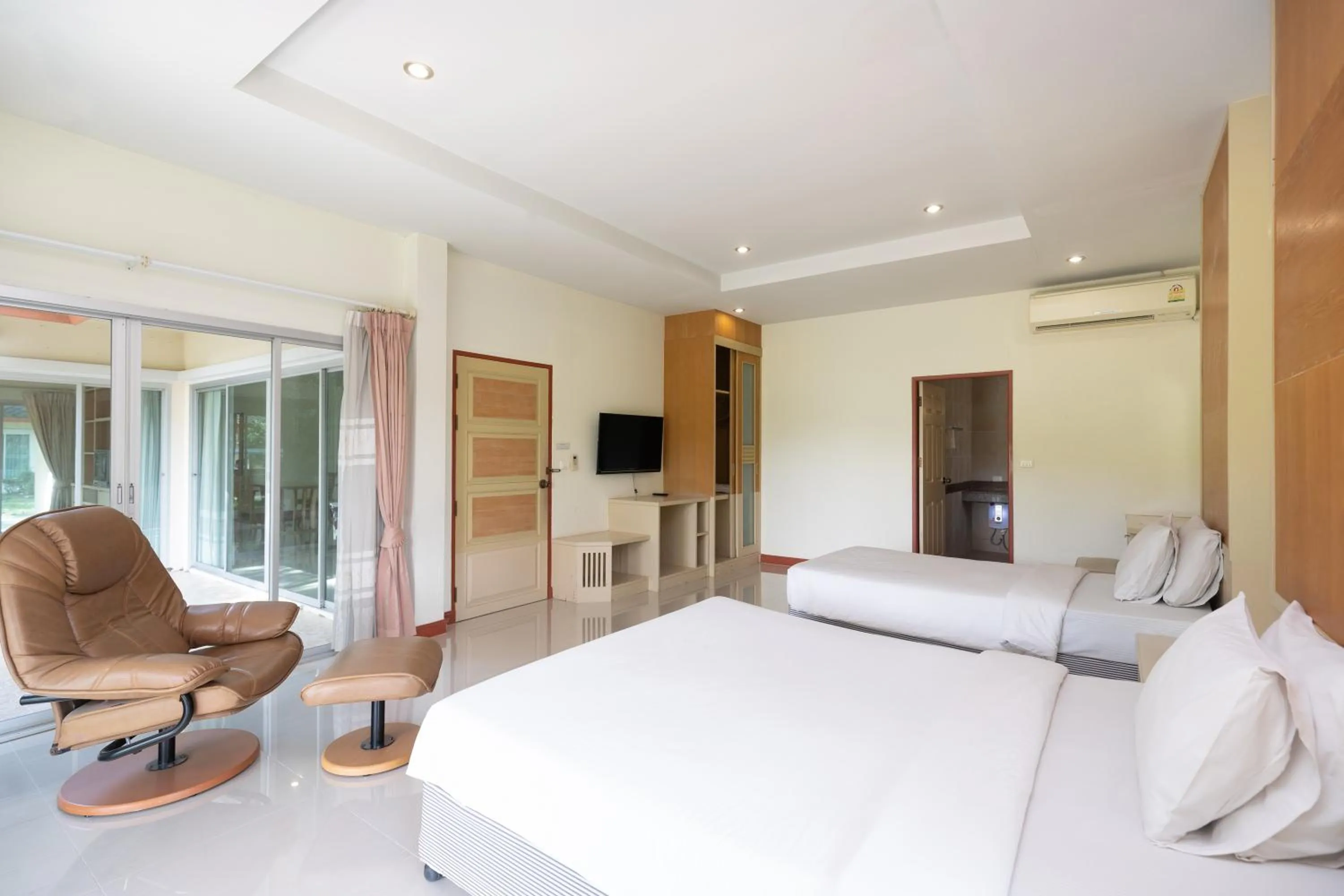 Bedroom, Bed in Thara Cholapruek Resort