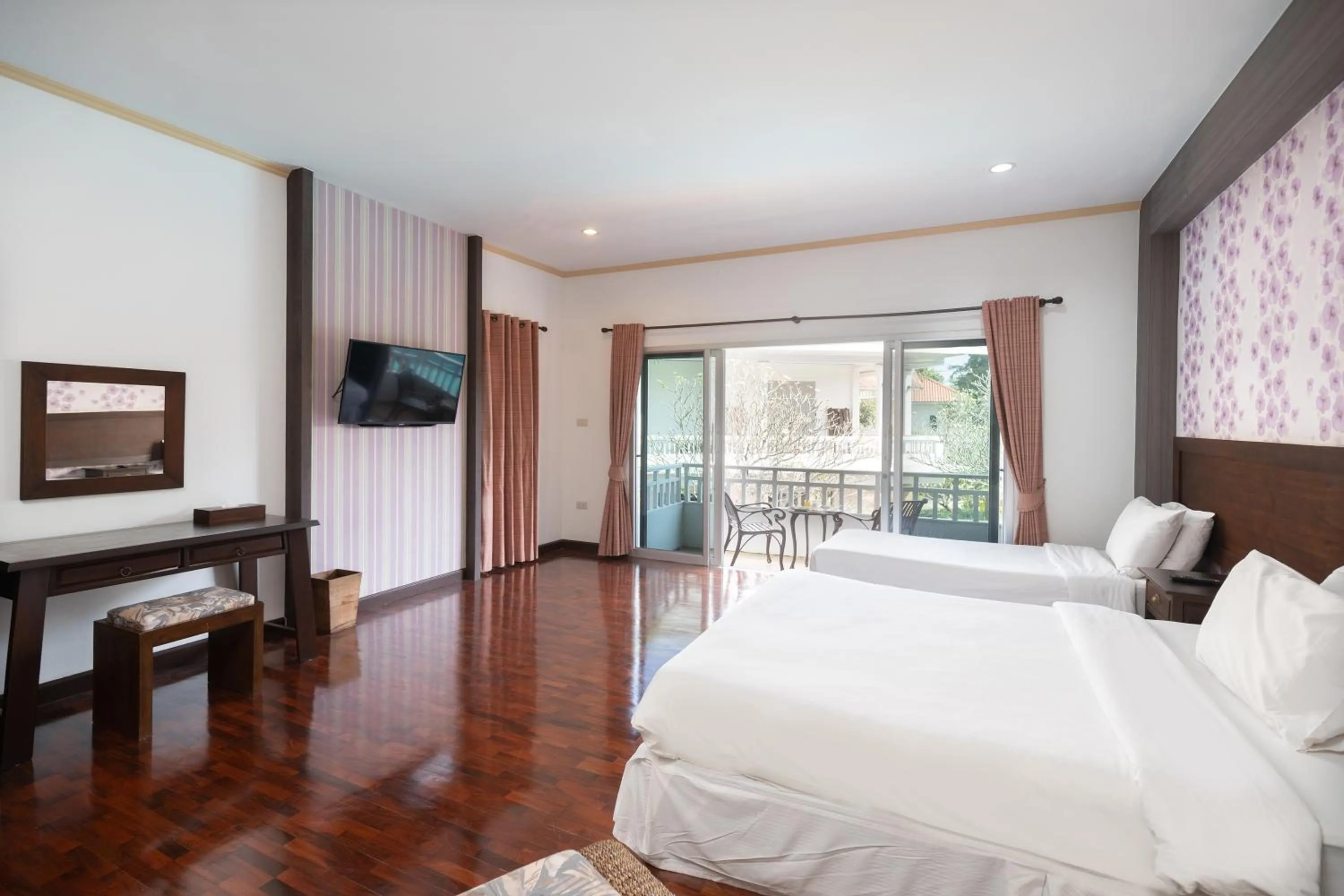 Photo of the whole room, Bed in Thara Cholapruek Resort