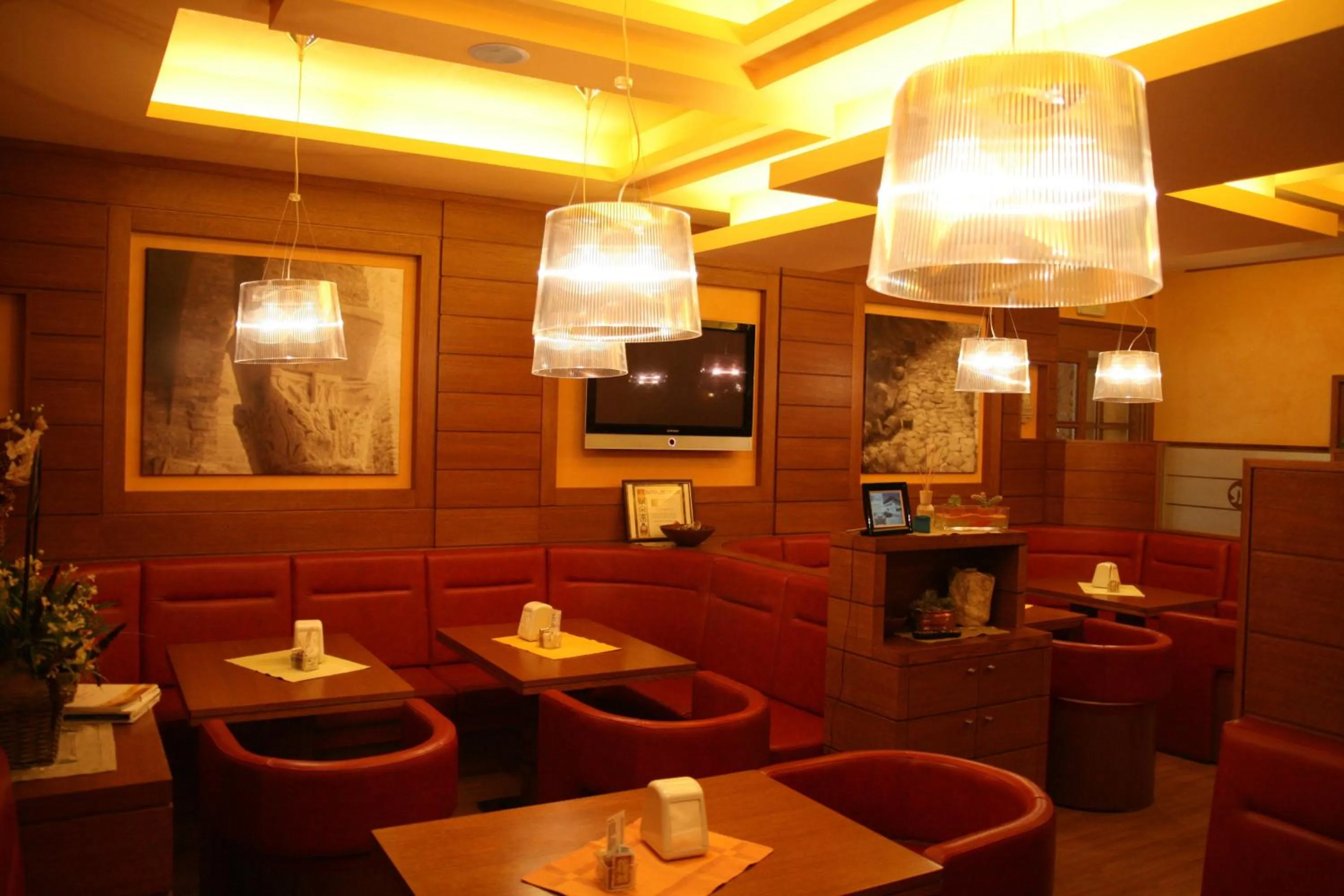 Communal lounge/ TV room in Hotel Patriarchi