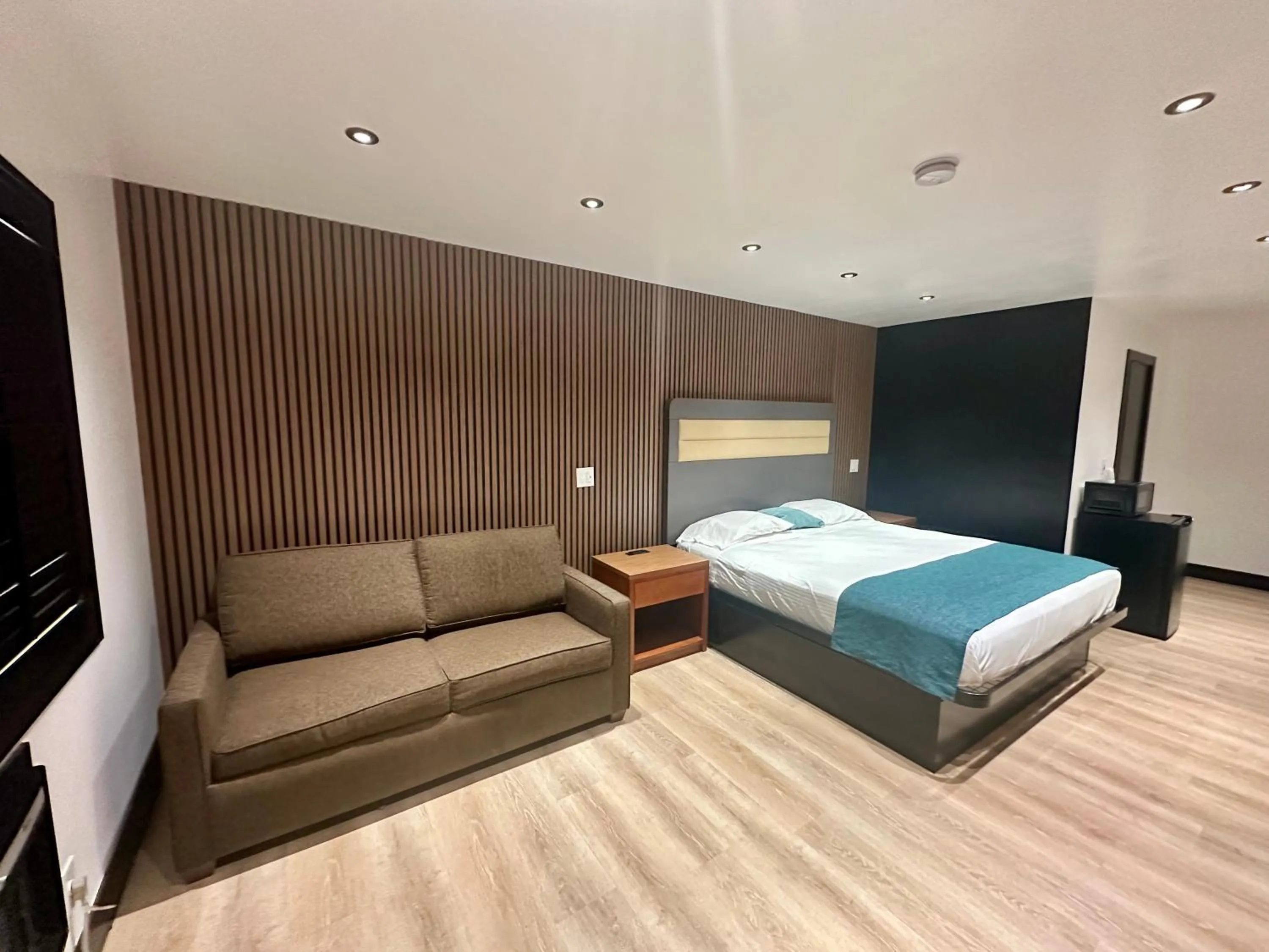 Bed in Casa Playa Inn - Stanton, Anaheim