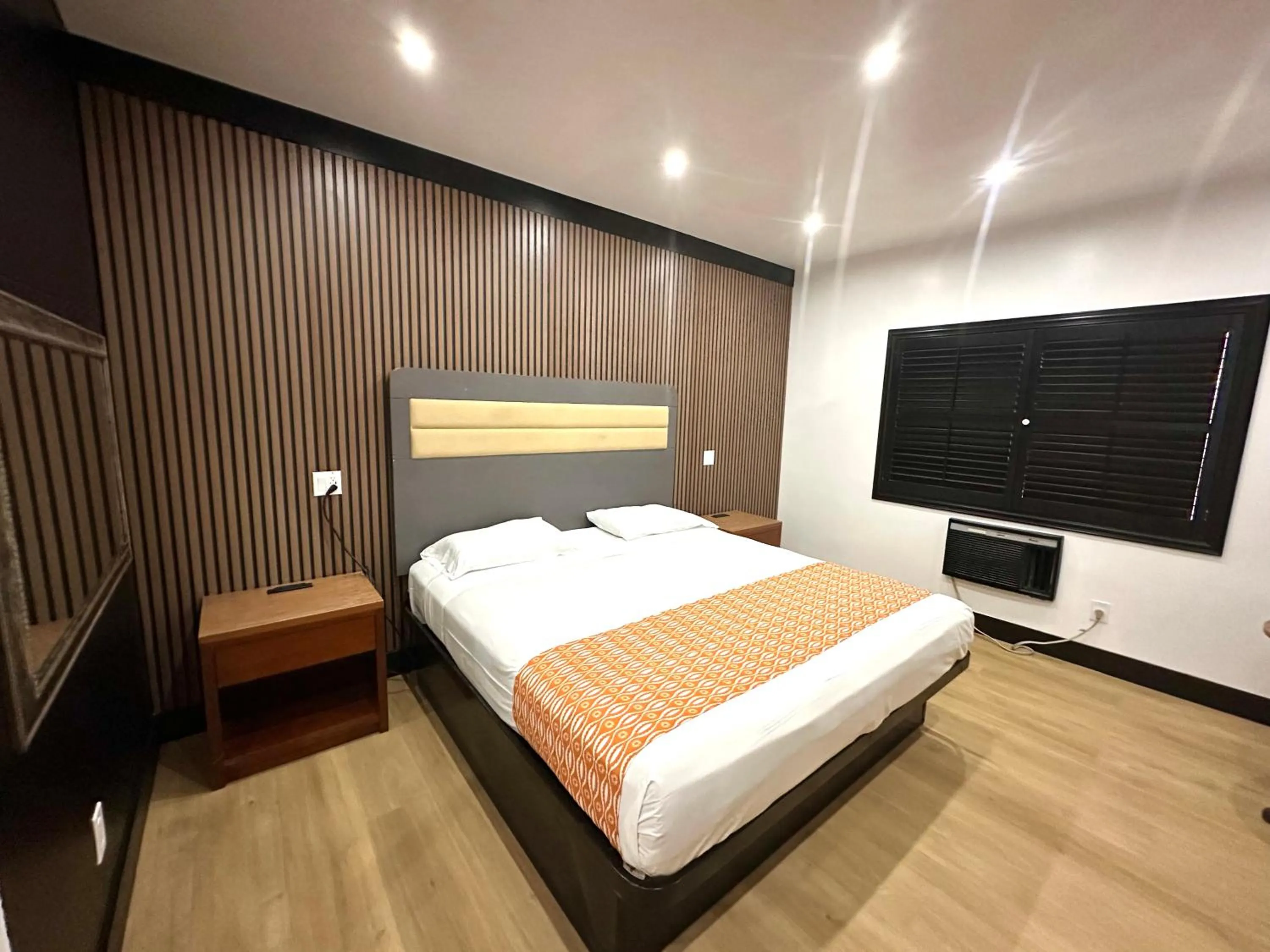 Bed in Casa Playa Inn - Stanton, Anaheim