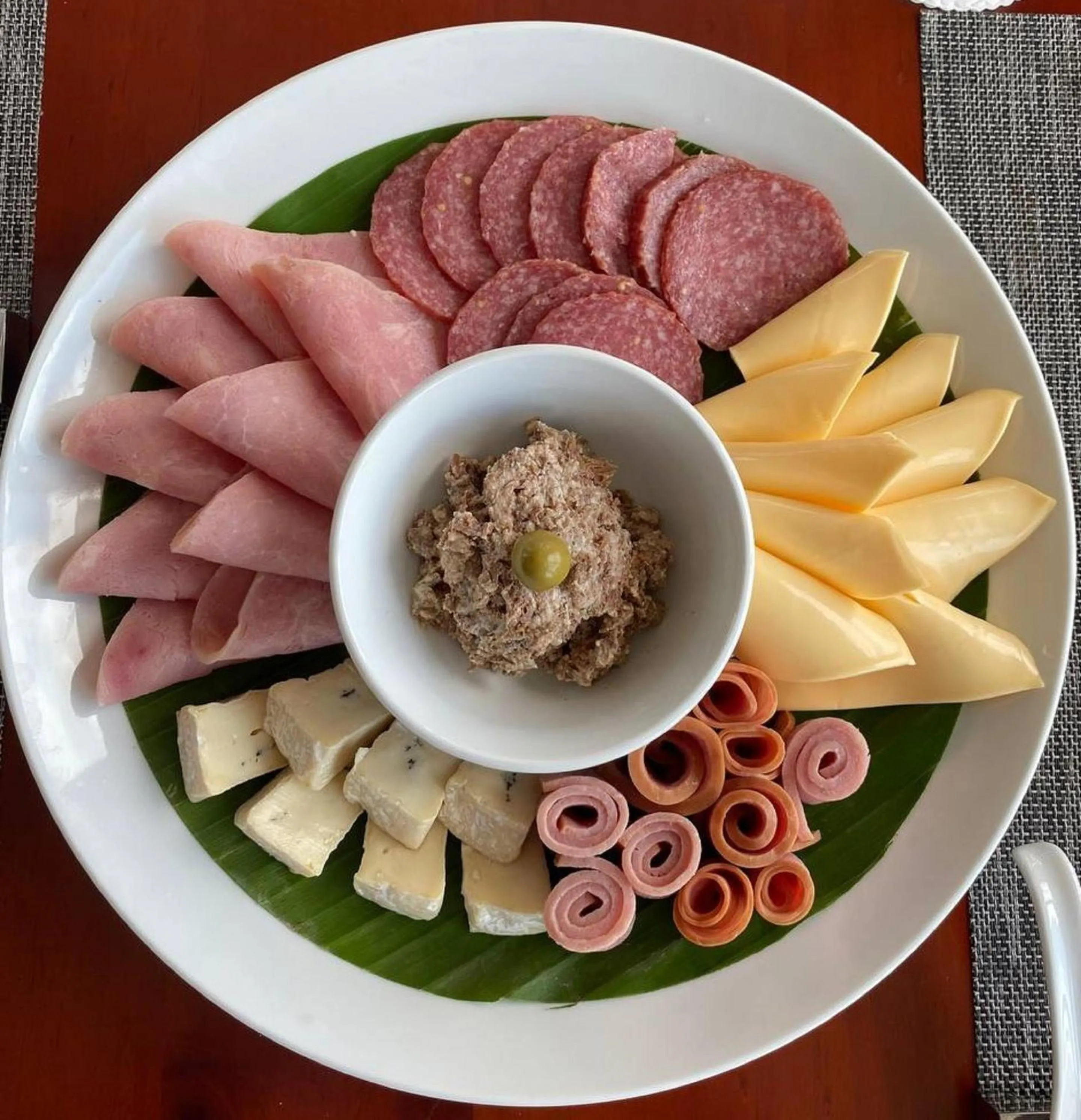 Restaurant/places to eat in V V Hotel Battambang