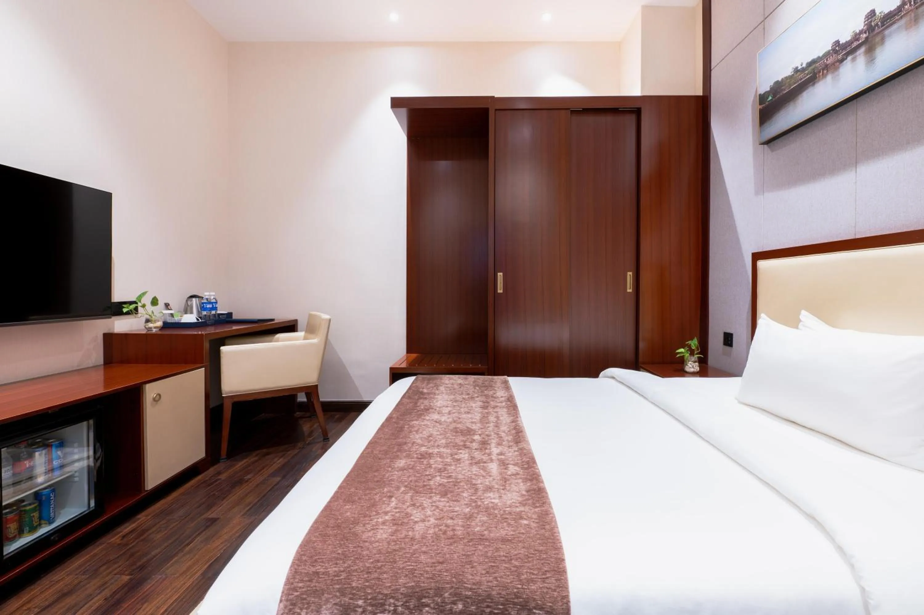 Bed in V V Hotel Battambang