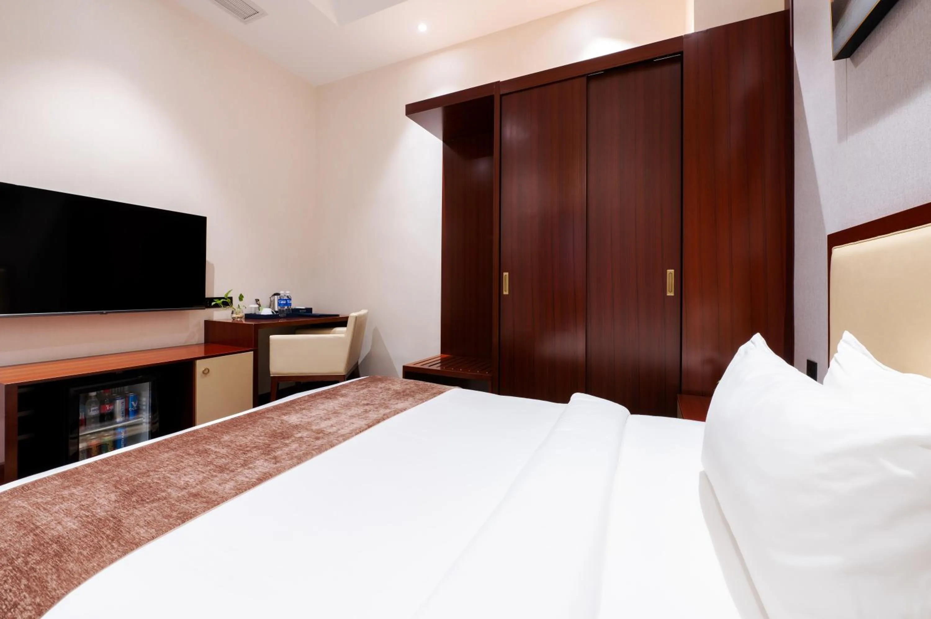 Bedroom, Bed in V V Hotel Battambang