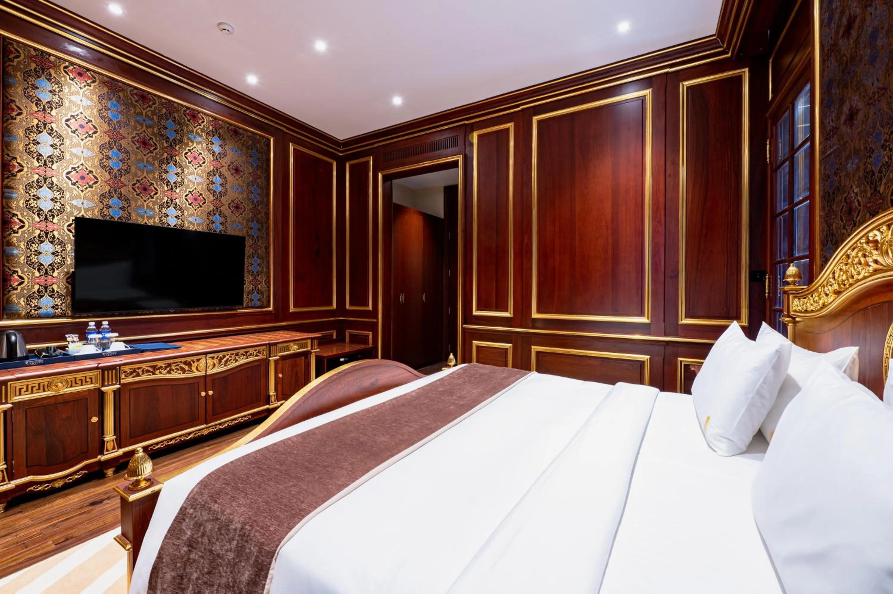 Bed in V V Hotel Battambang