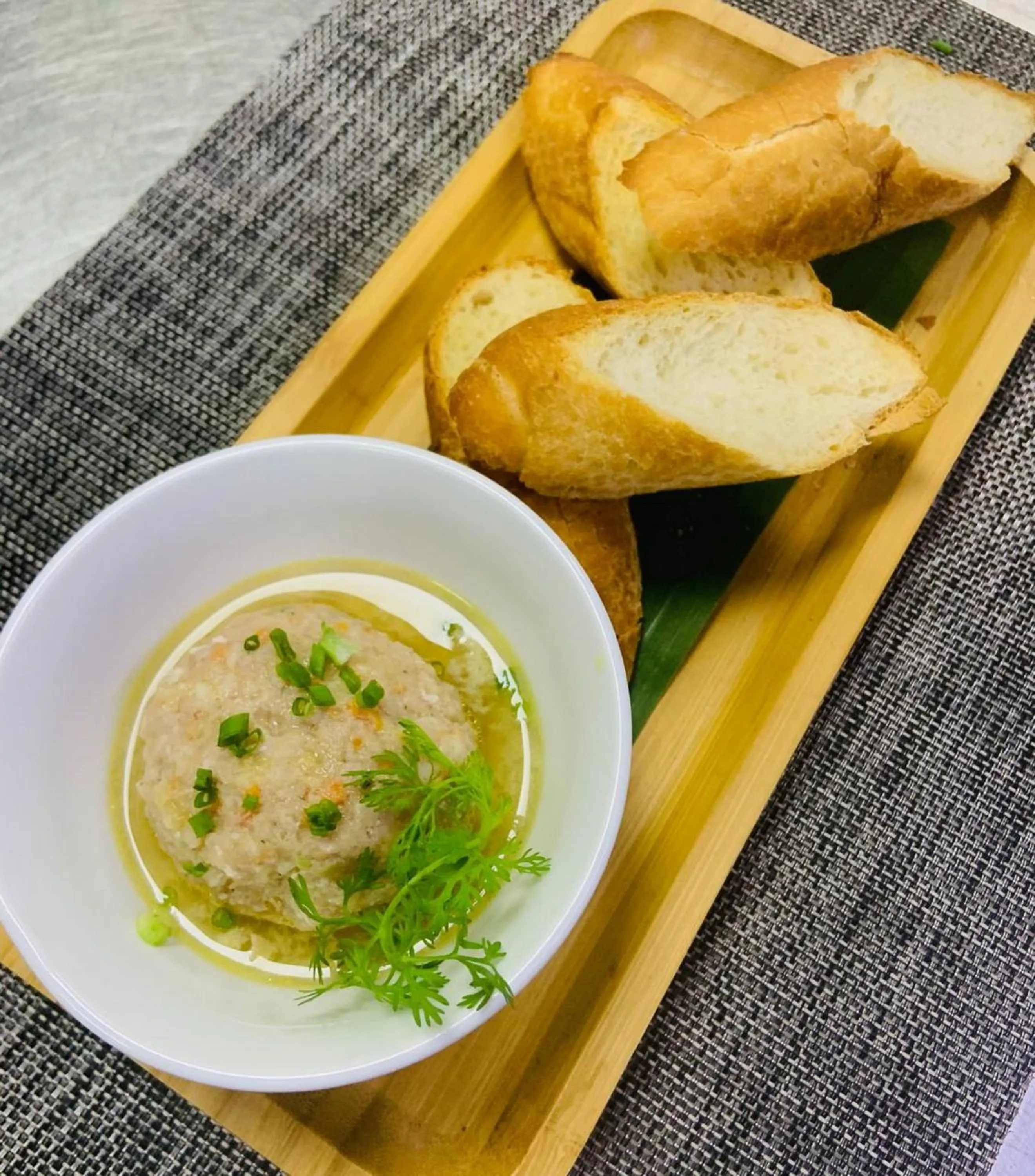 Restaurant/places to eat in V V Hotel Battambang