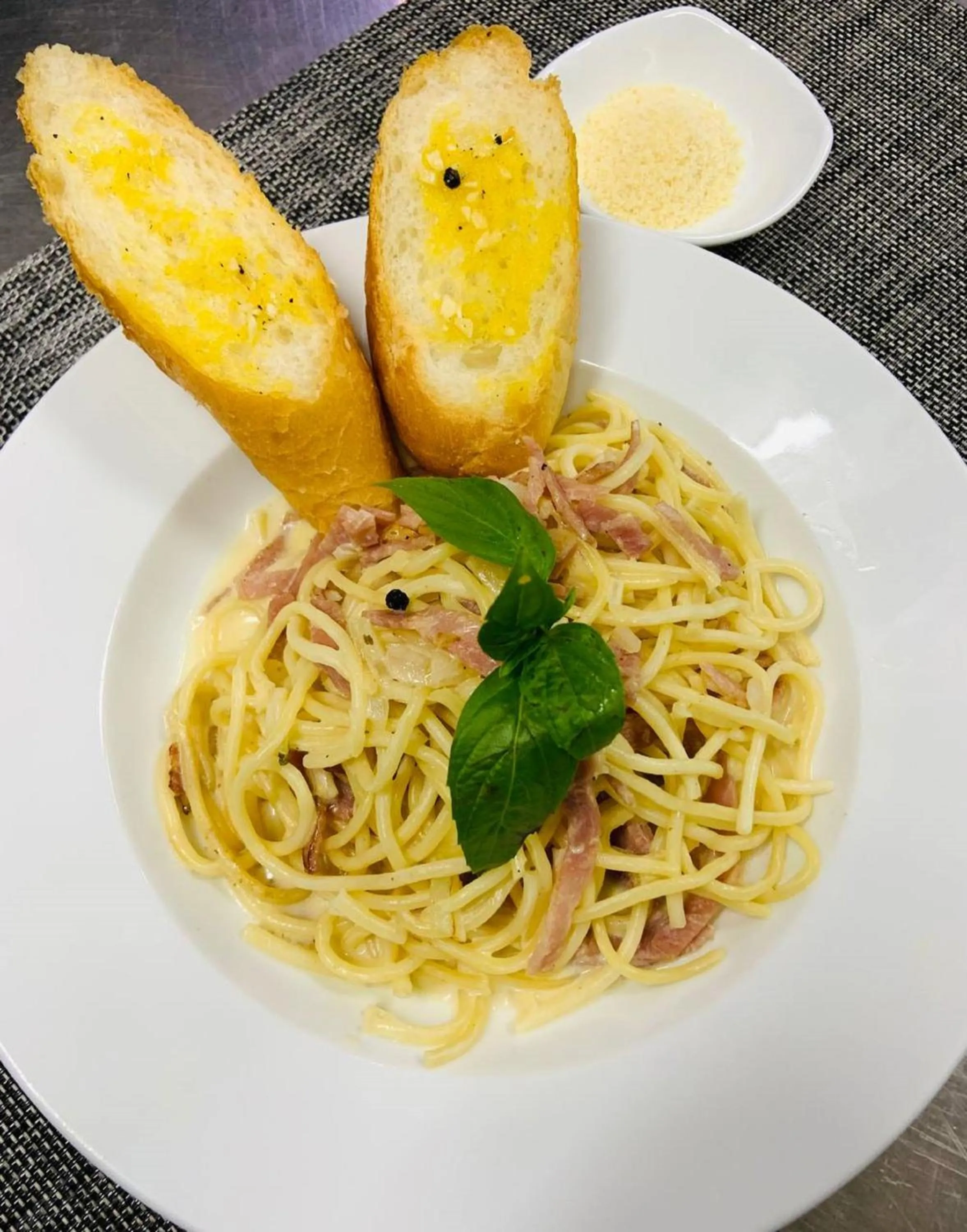 Restaurant/places to eat in V V Hotel Battambang