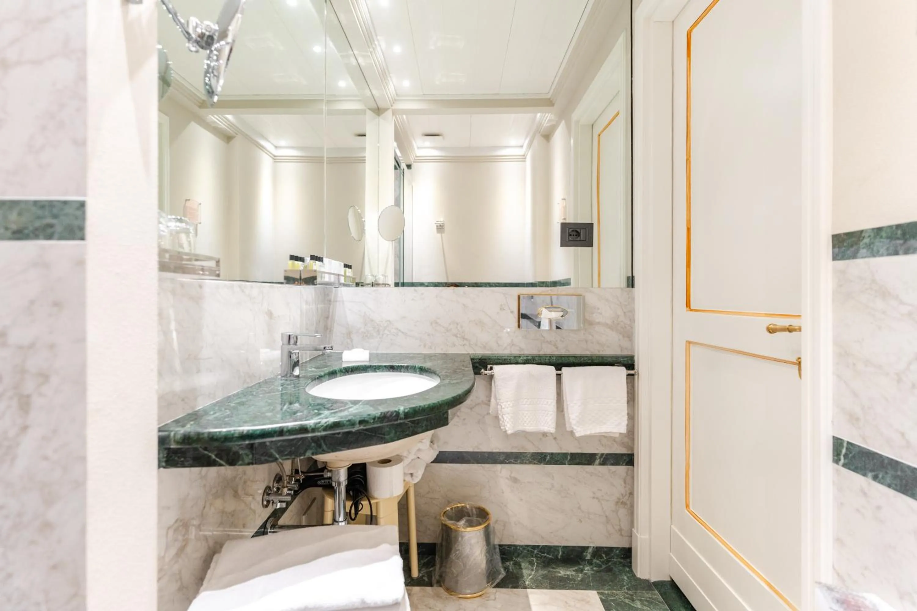 Bathroom in Art Hotel Commercianti